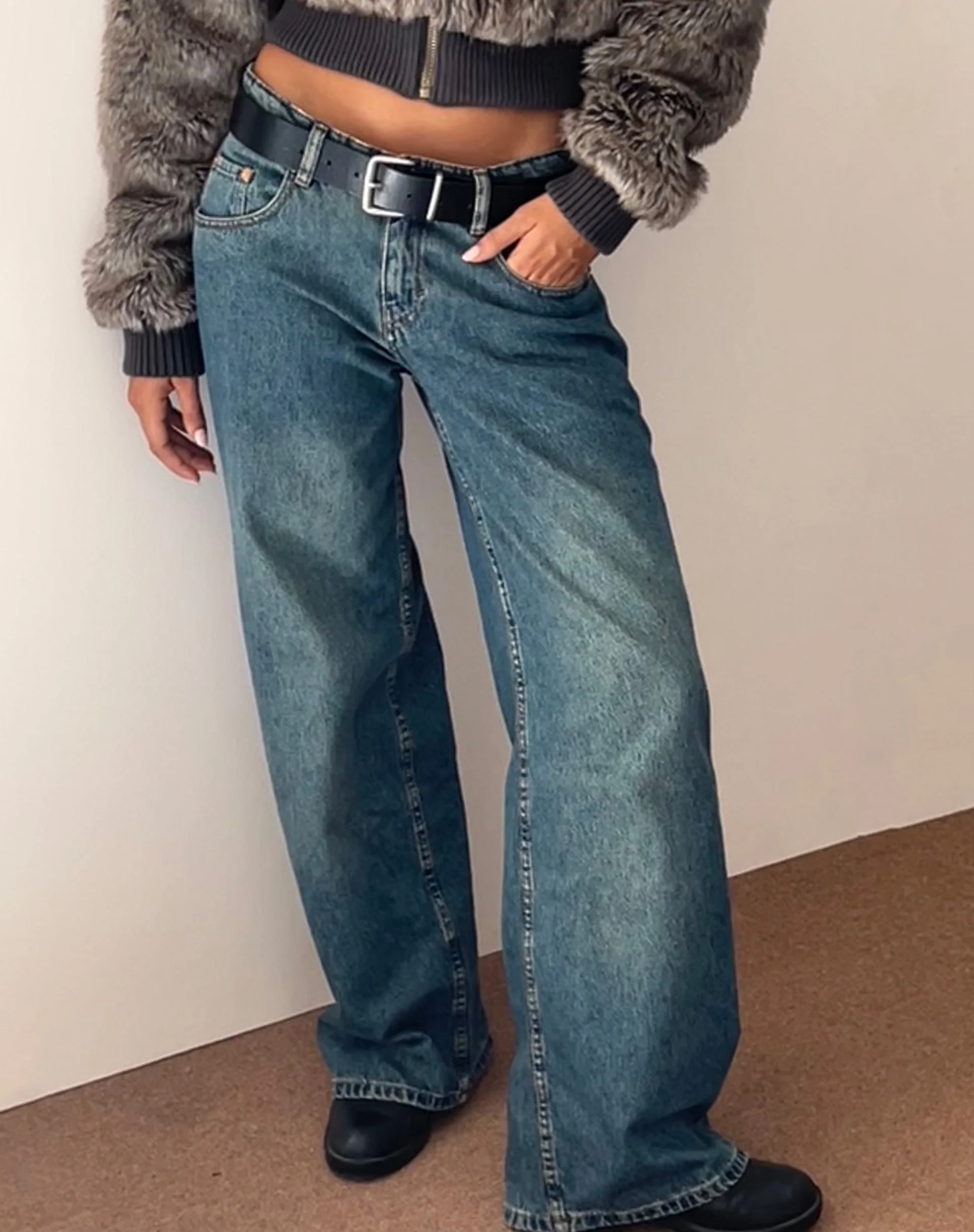 Geräumige extra weite Low Rise Jeans in Braun Blau Acid - Image 6