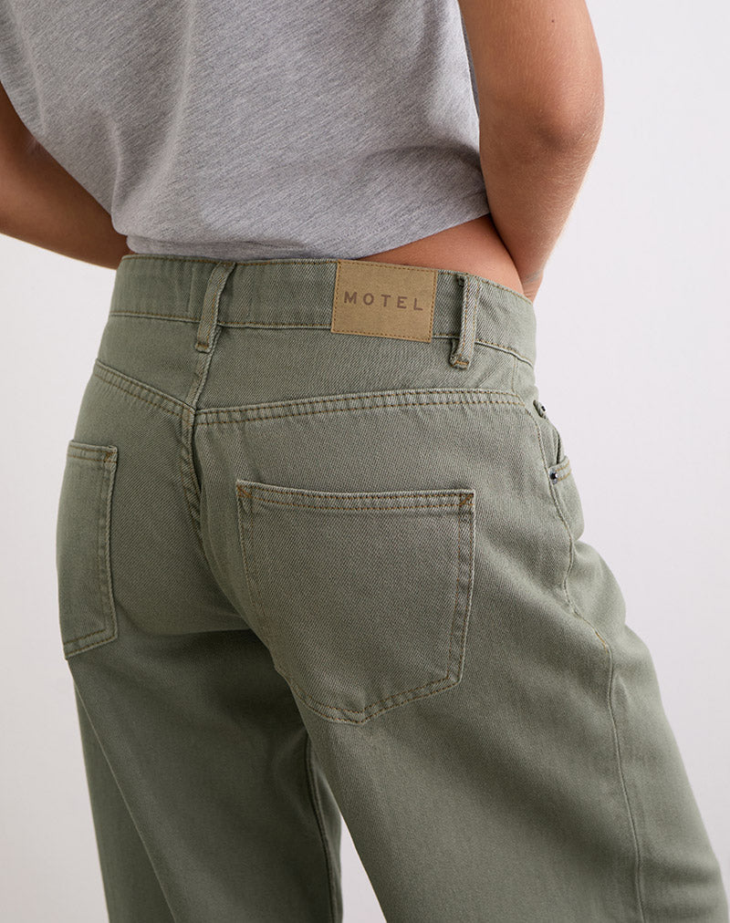 Niedrig geschnittene, geräumige Jeans in Ferngrün - Image 4