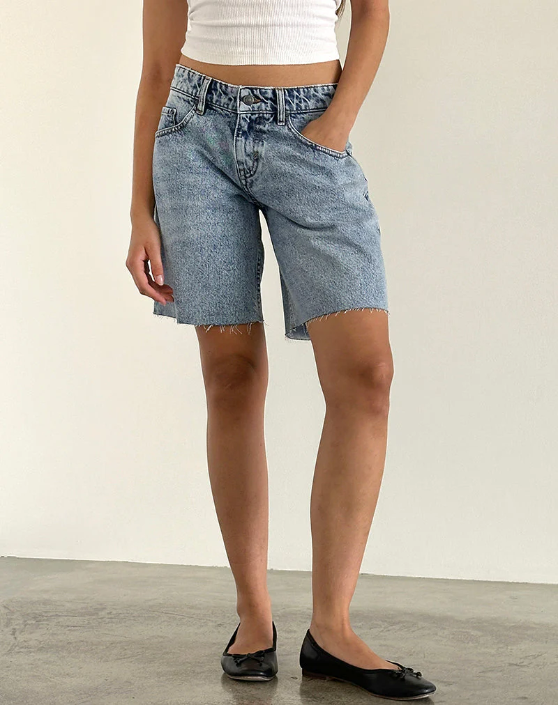 Niedrig geschnittene, geräumige Shorts in Vintage Blue Wash