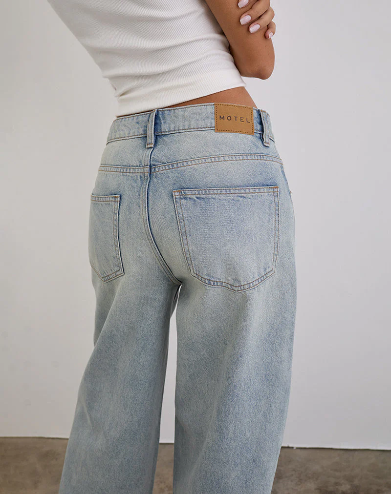 Niedrig geschnittene, geräumige Jeans in Breeze Blue Wash - Image 5