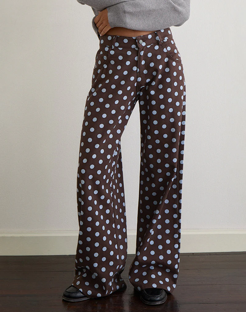 Niedrig geschnittene, weit geschnittene Hose in Mono Polka Brown
