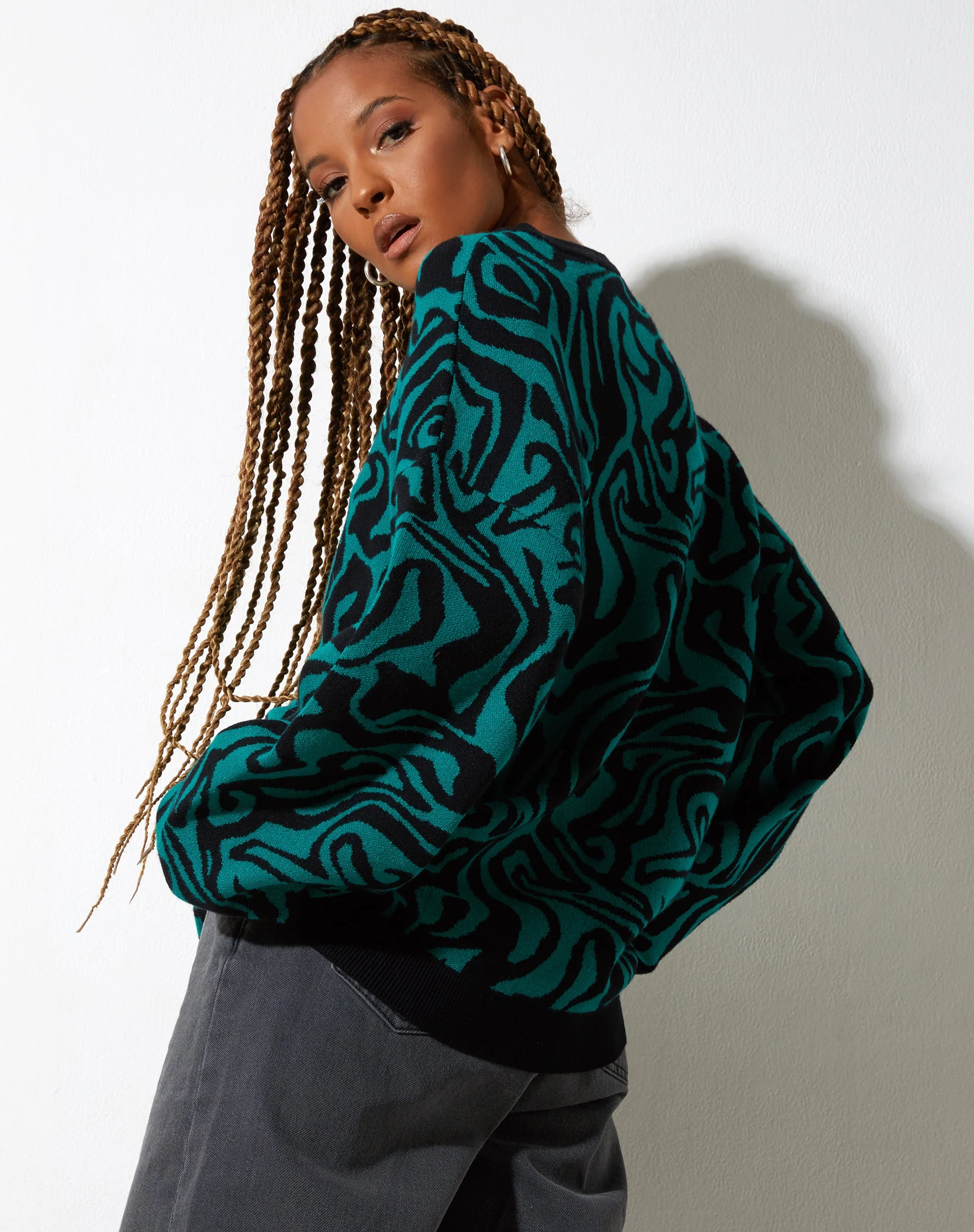 Mably Pullover in Jagged Swirl Grün und Schwarz - Image 2