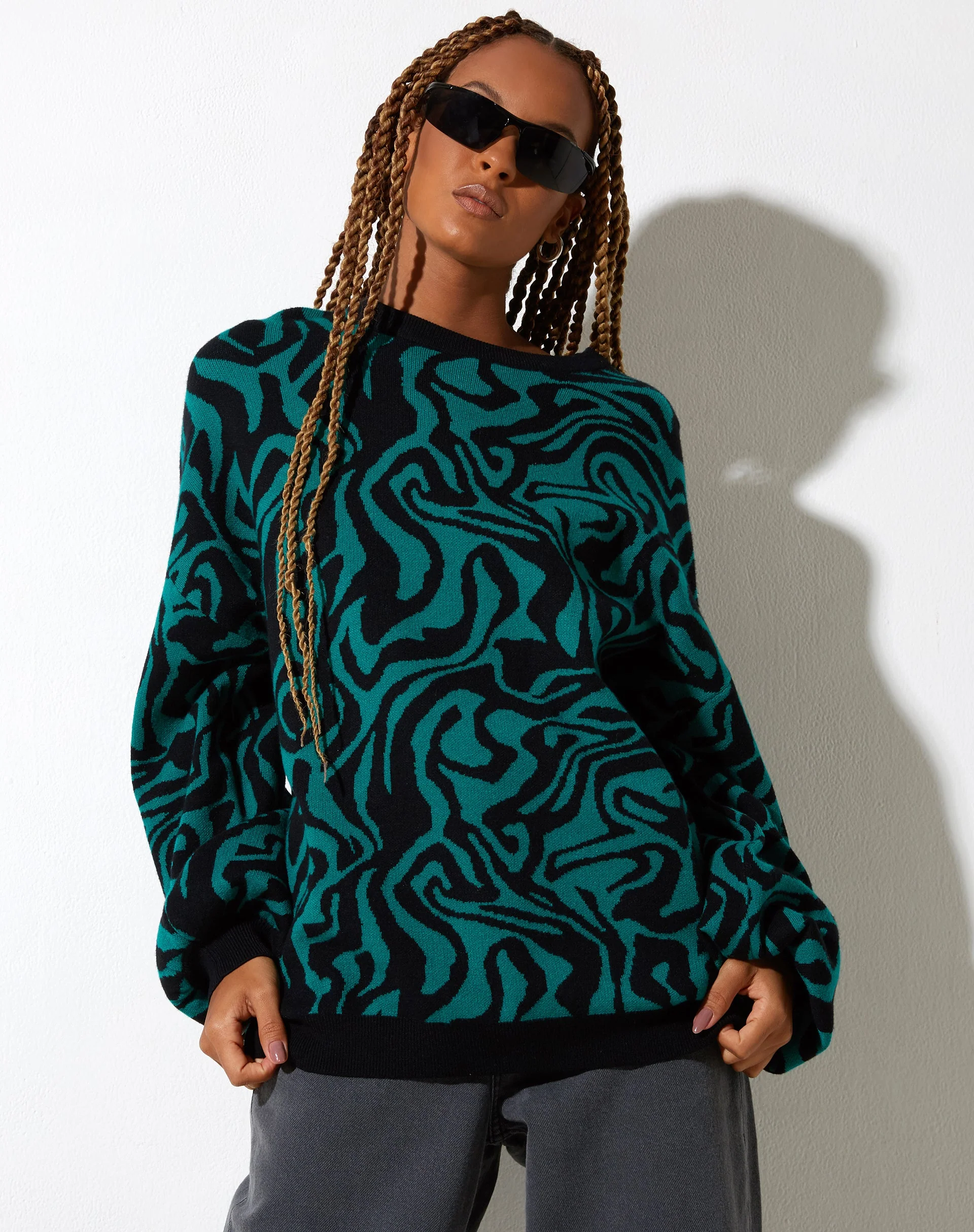 Mably Pullover in Jagged Swirl Grün und Schwarz - Image 4