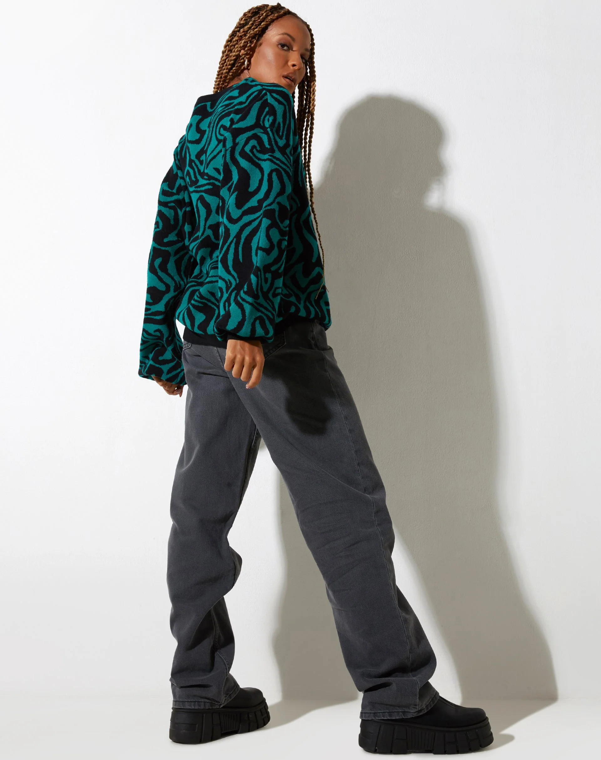 Mably Pullover in Jagged Swirl Grün und Schwarz - Image 5