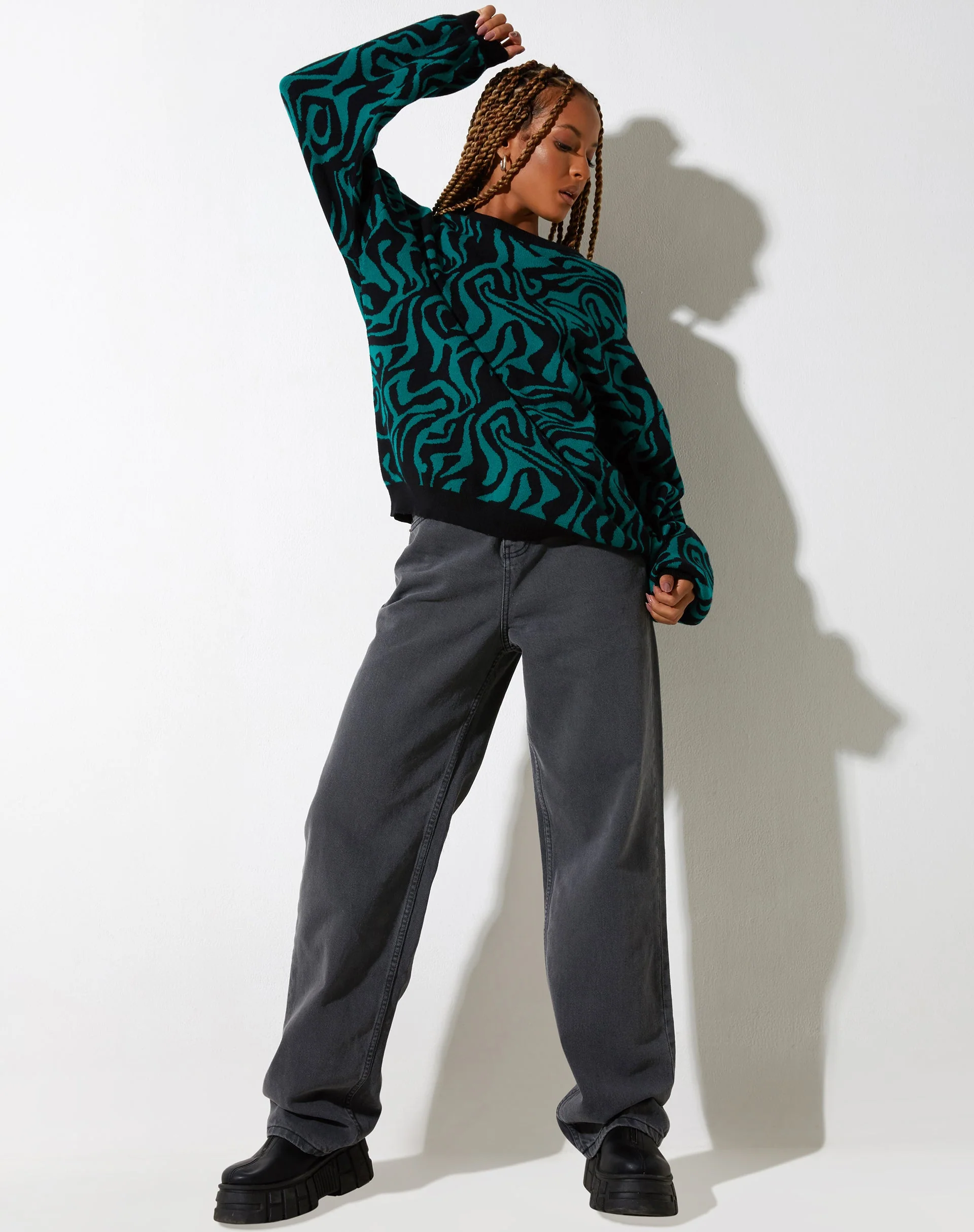 Mably Pullover in Jagged Swirl Grün und Schwarz - Image 7