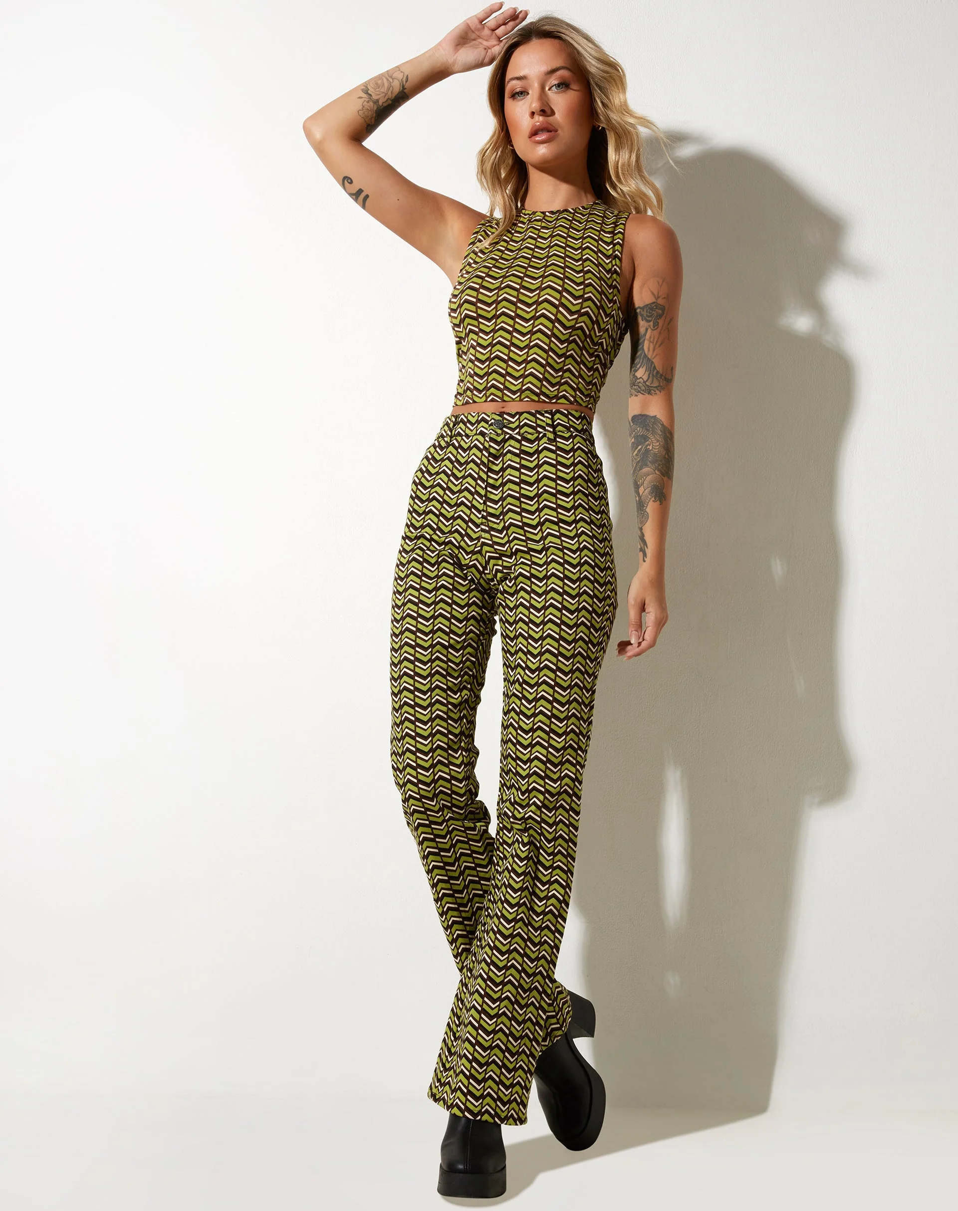 Maci Crop Top in Chevron Grün - Image 5