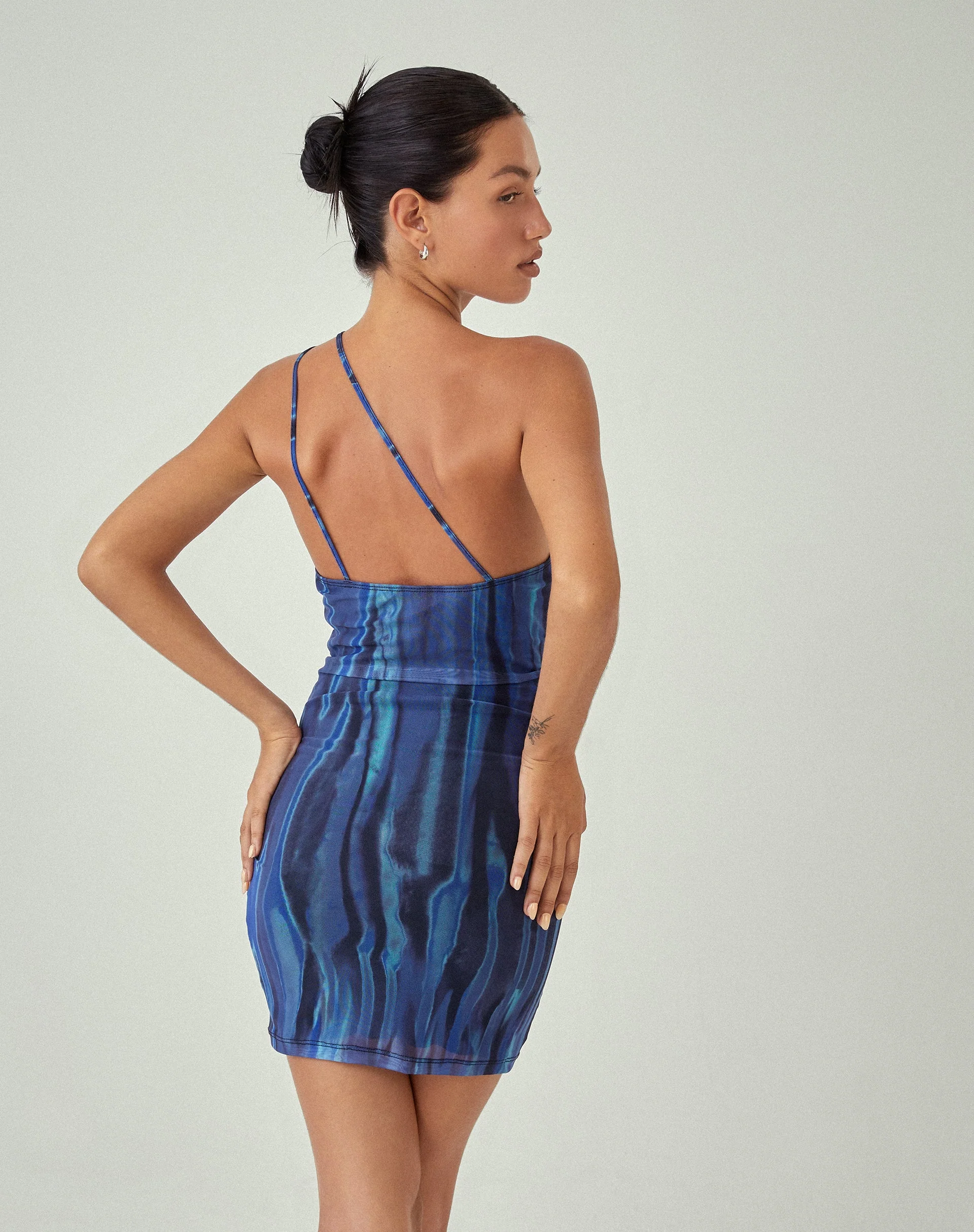 MOTEL X JACQUIE Marda Minikleid in Farbe Bleed Blau - Image 4