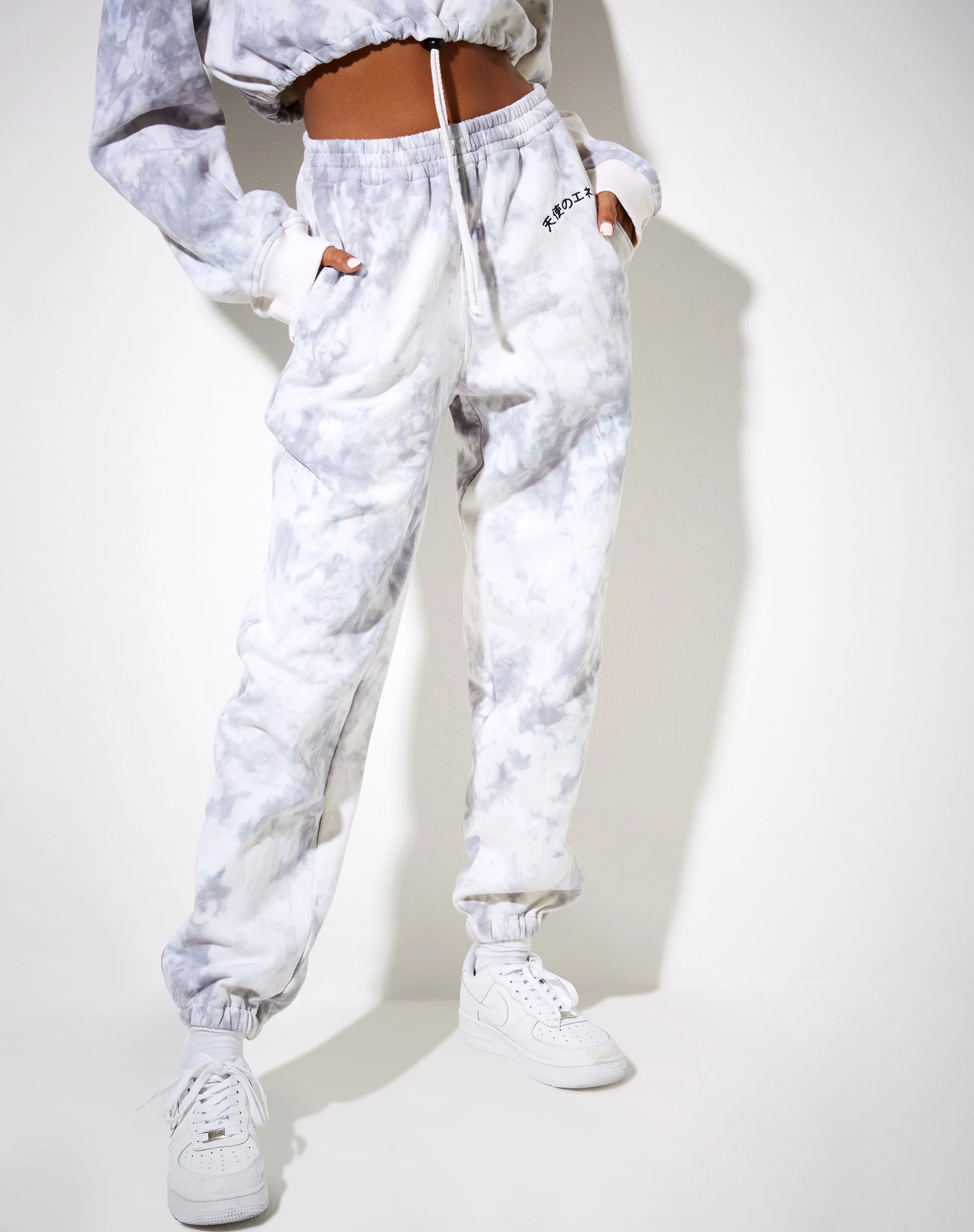 Markey Pullover in Grau Tie Dye Angel Energy Embro - Image 5