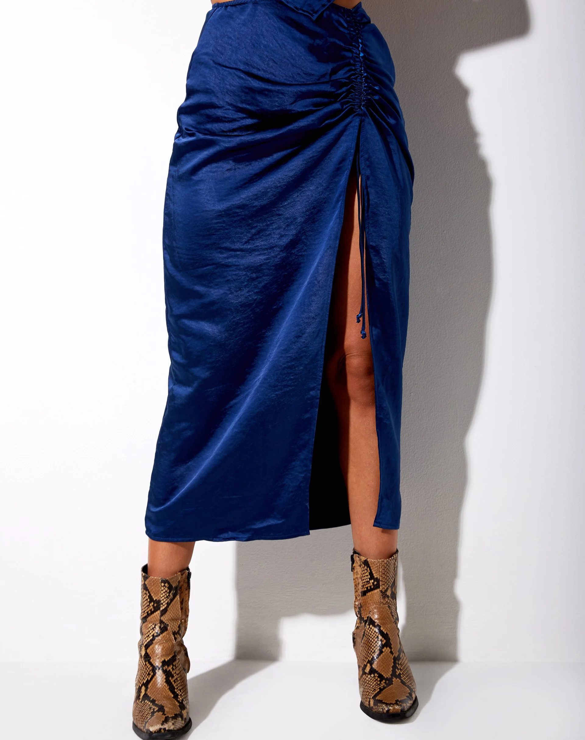 Maxel Midirock aus Satin Mitternachtsblau - Image 2
