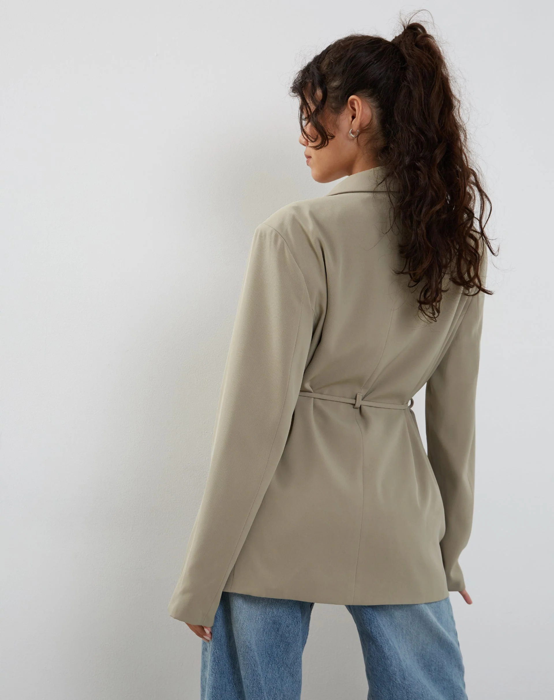 Mayta Blazer mit gebundener Taille in Tailoring Taupe - Image 2