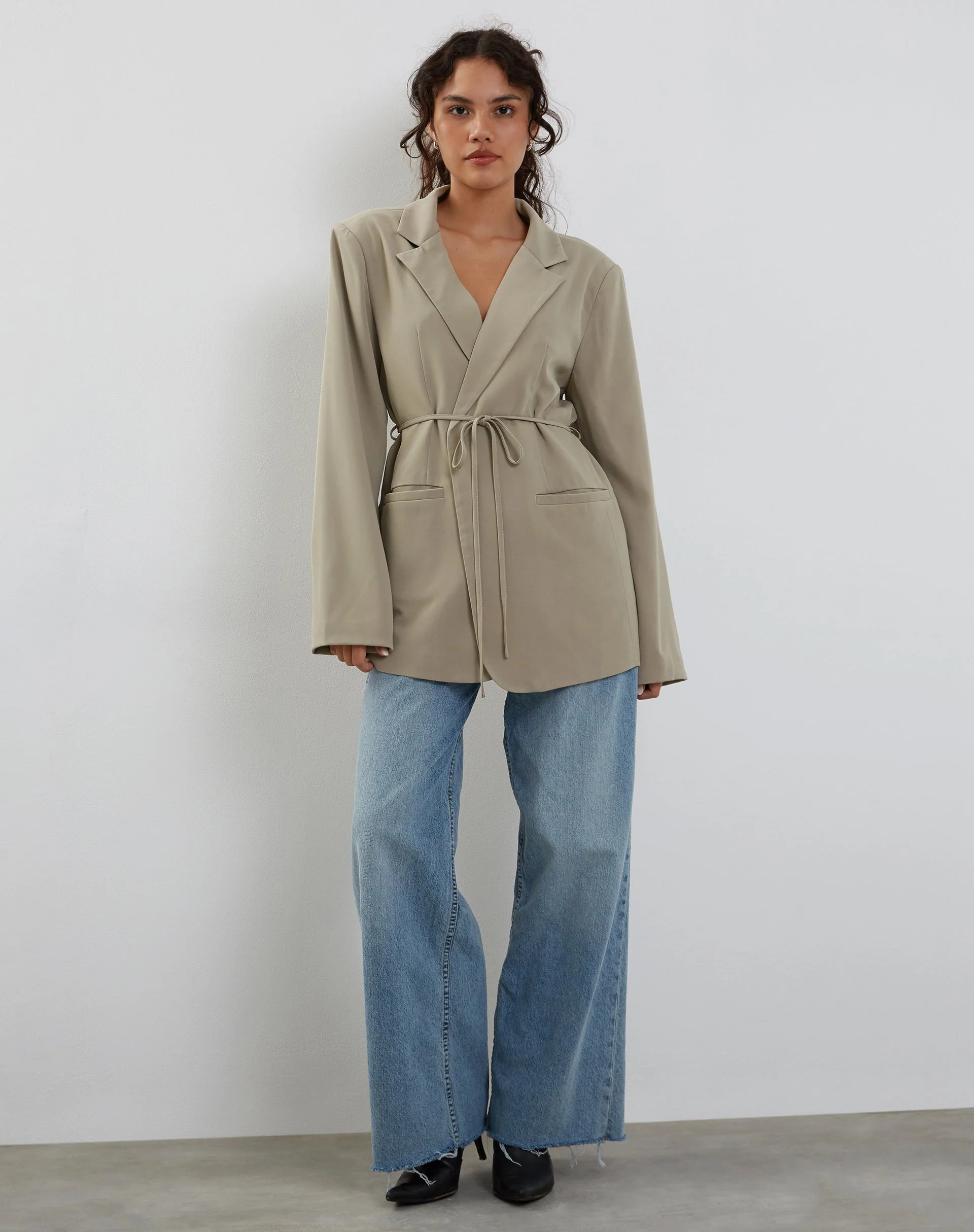Mayta Blazer mit gebundener Taille in Tailoring Taupe - Image 3