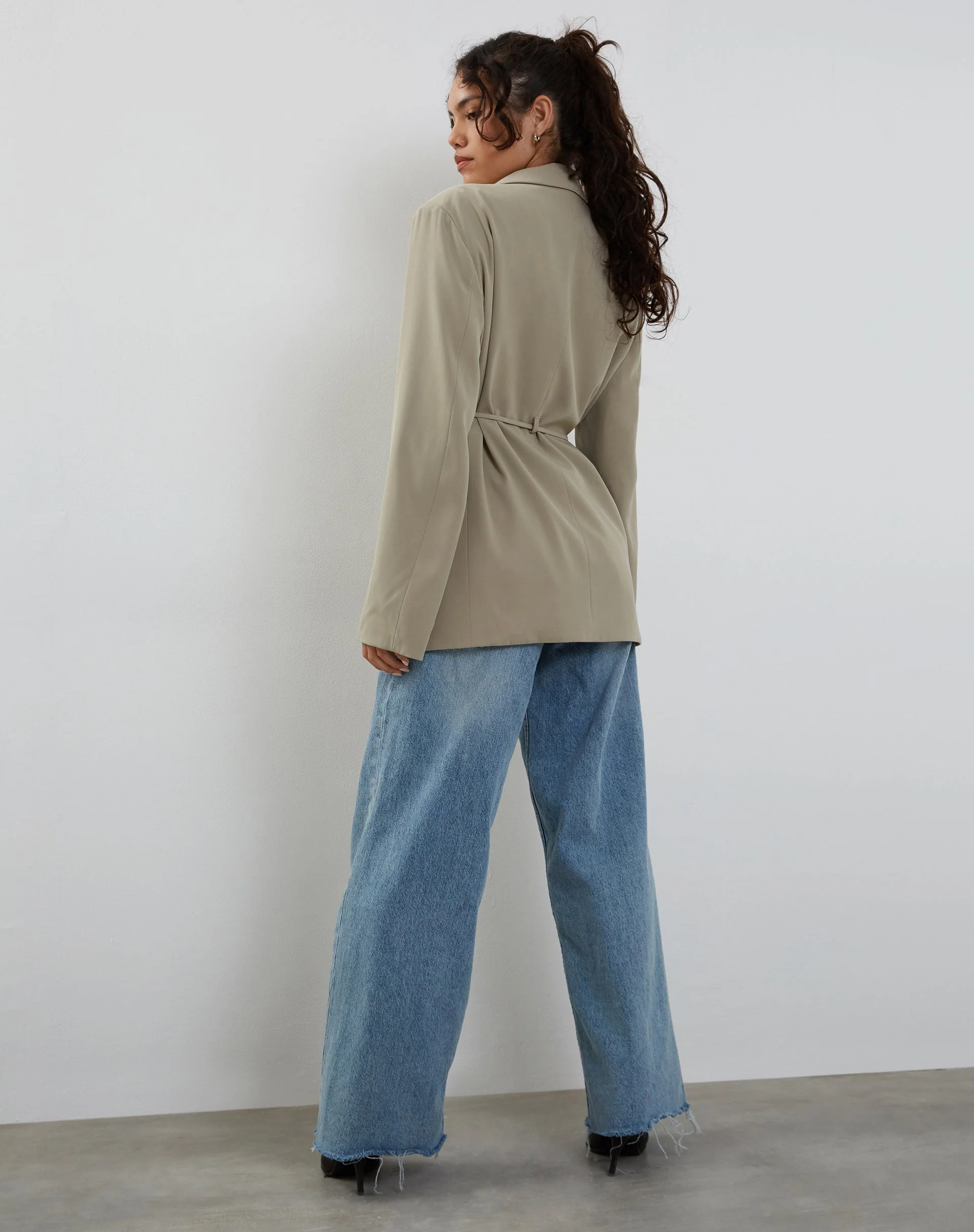 Mayta Blazer mit gebundener Taille in Tailoring Taupe - Image 4