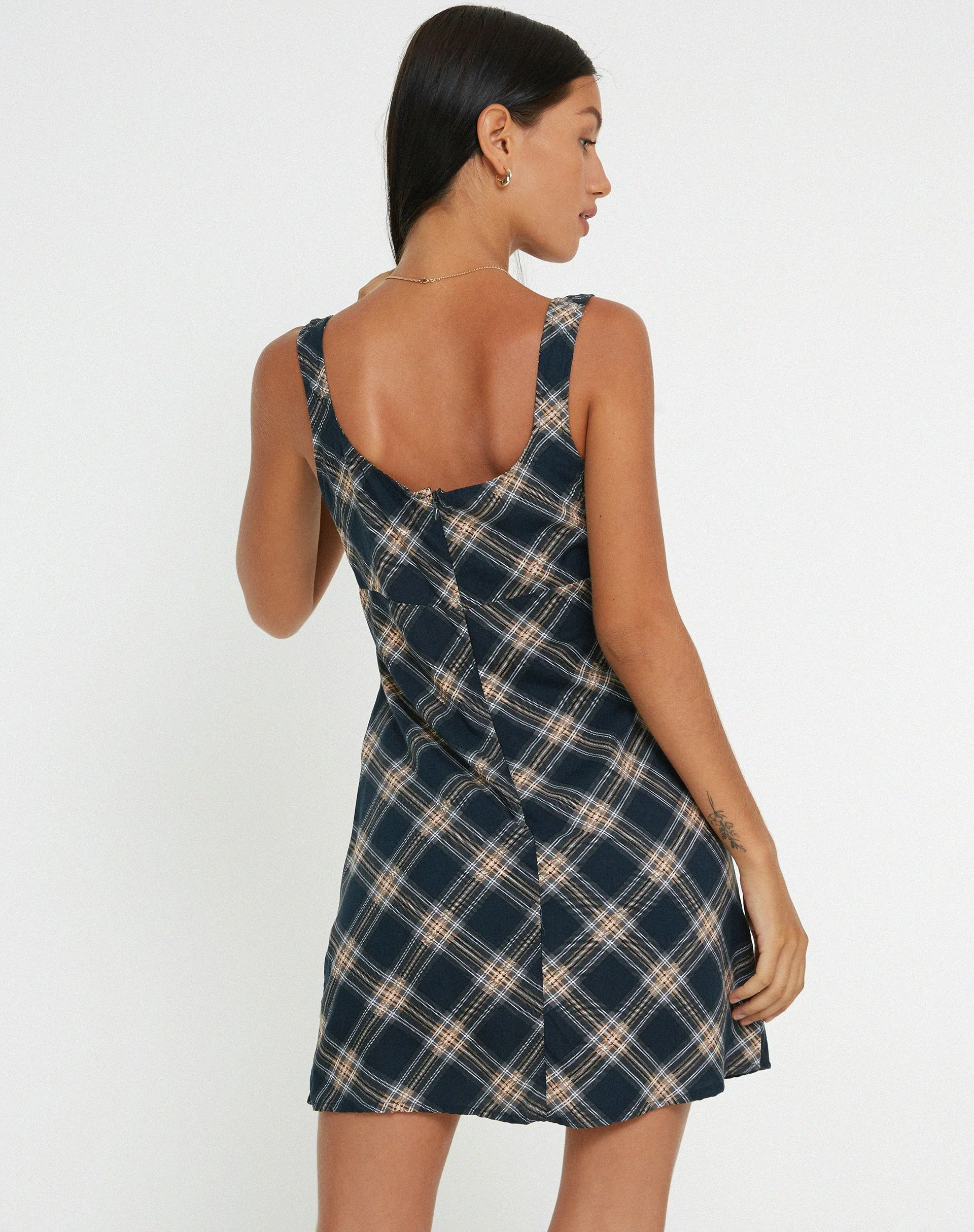 Mehra Slip Dress in 20er Jahre Karo Schwarz und Grau - Image 2