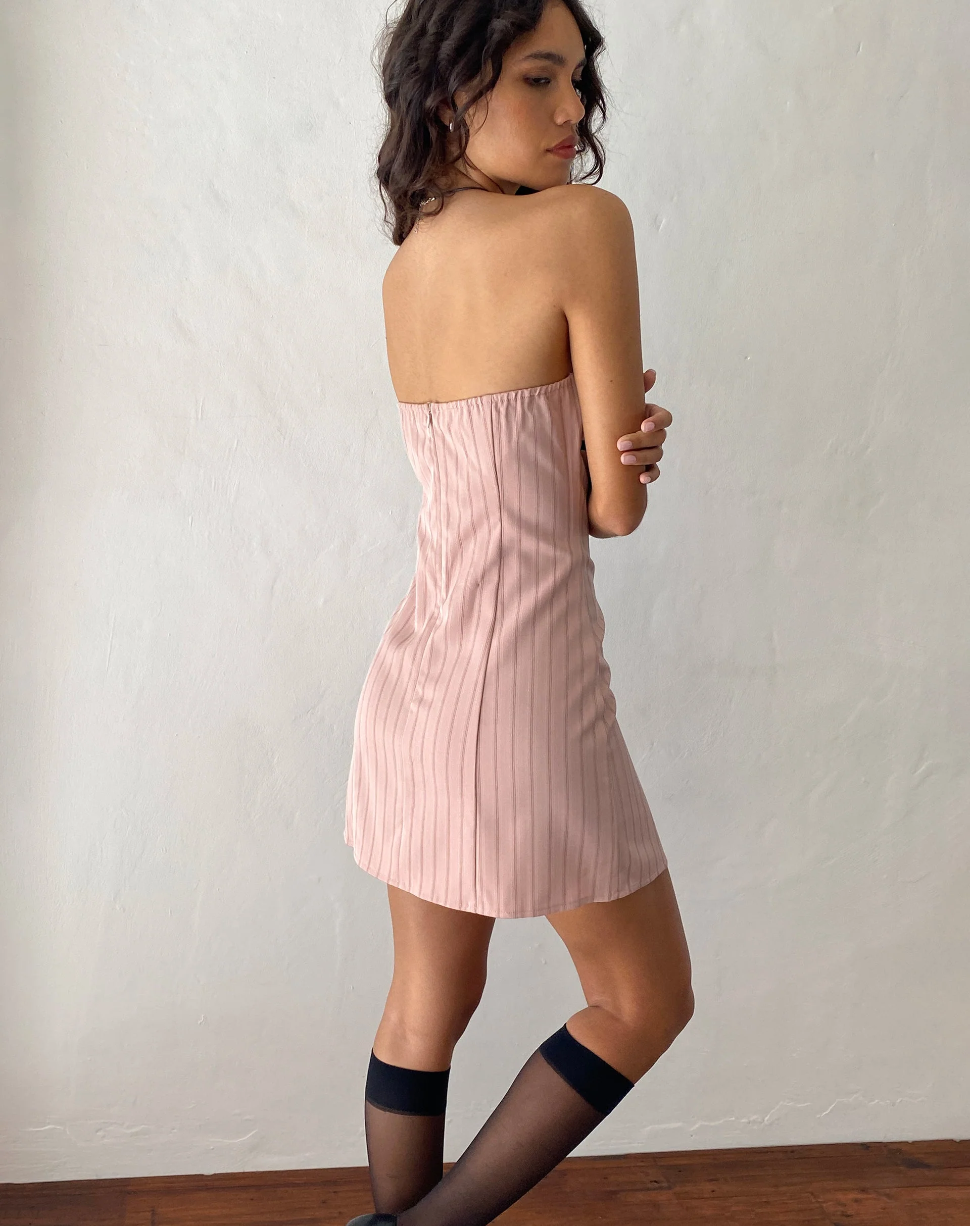Merila Bandeau-Minikleid aus Nadelstreifen in Blush - Image 5