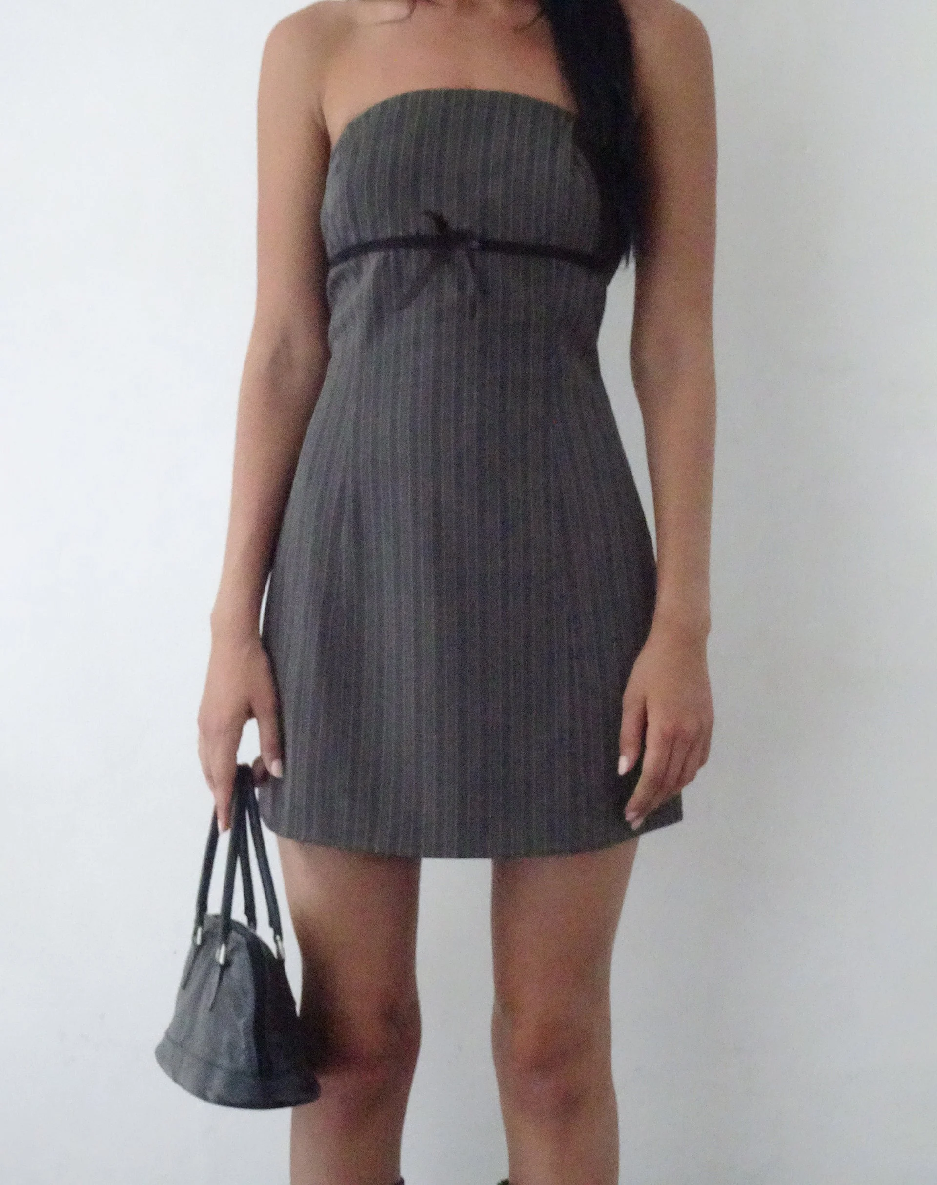 Merila Bandeau-Minikleid in Nadelstreifen Grau - Image 3