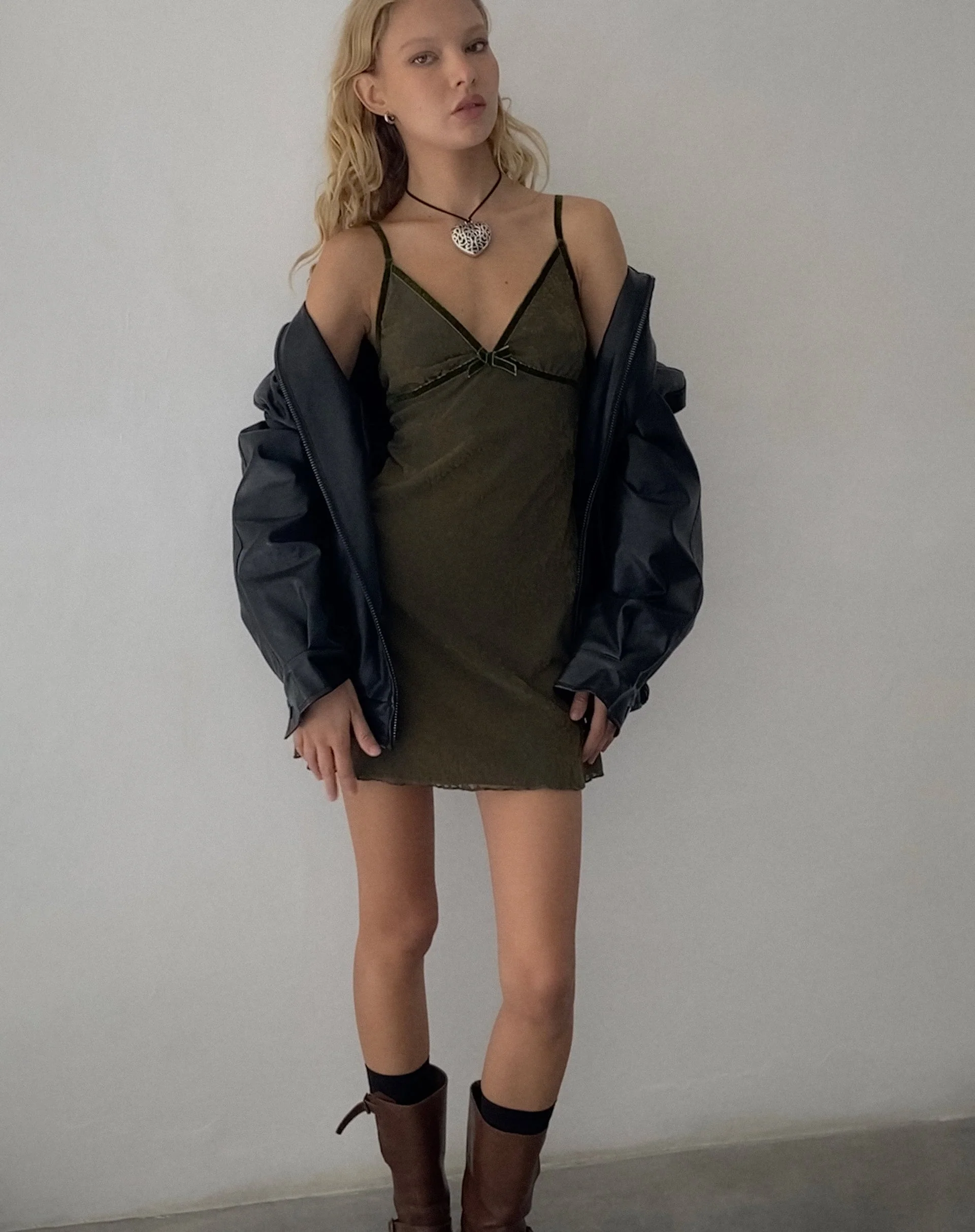 Mevila Minikleid in Abstrakt Botanisch Dunkel-Oliv