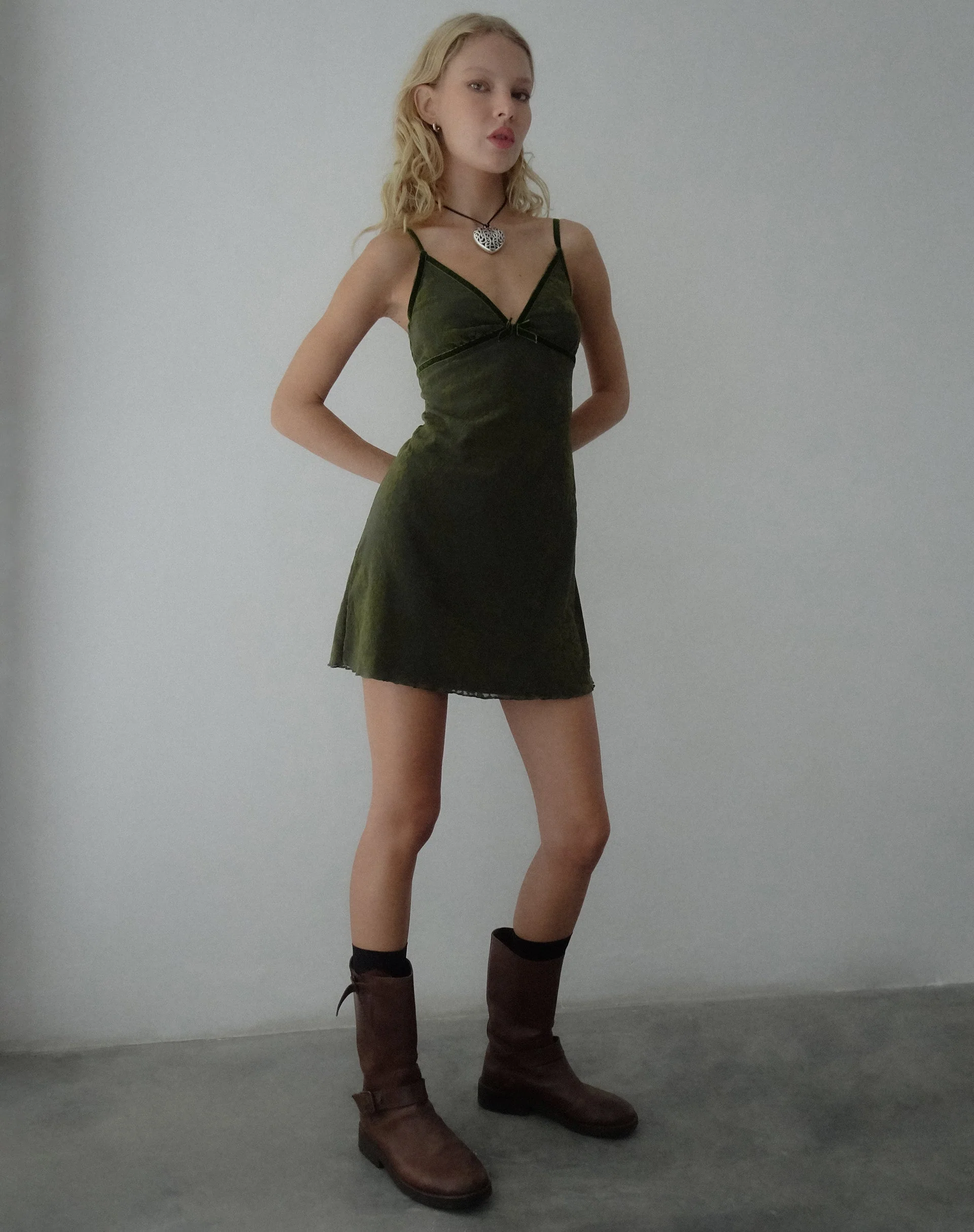 Mevila Minikleid in Abstrakt Botanisch Dunkel-Oliv - Image 4