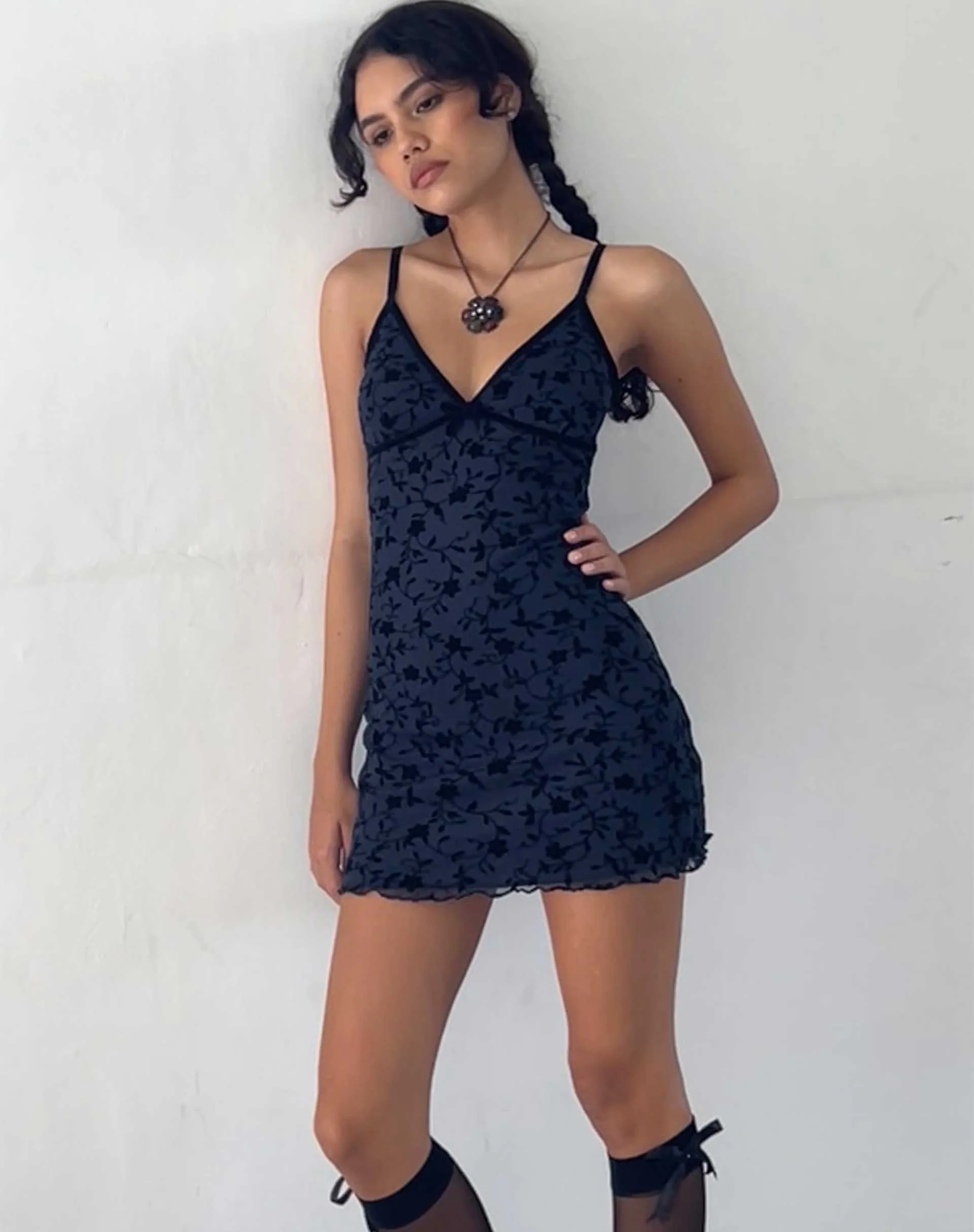 Mevila Minikleid in Pretty Petal Flock Schwarz - Image 2