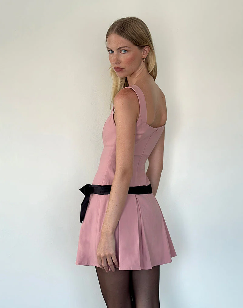 Michelia Minikleid in Rosa mit schwarzer Schleife - Image 3