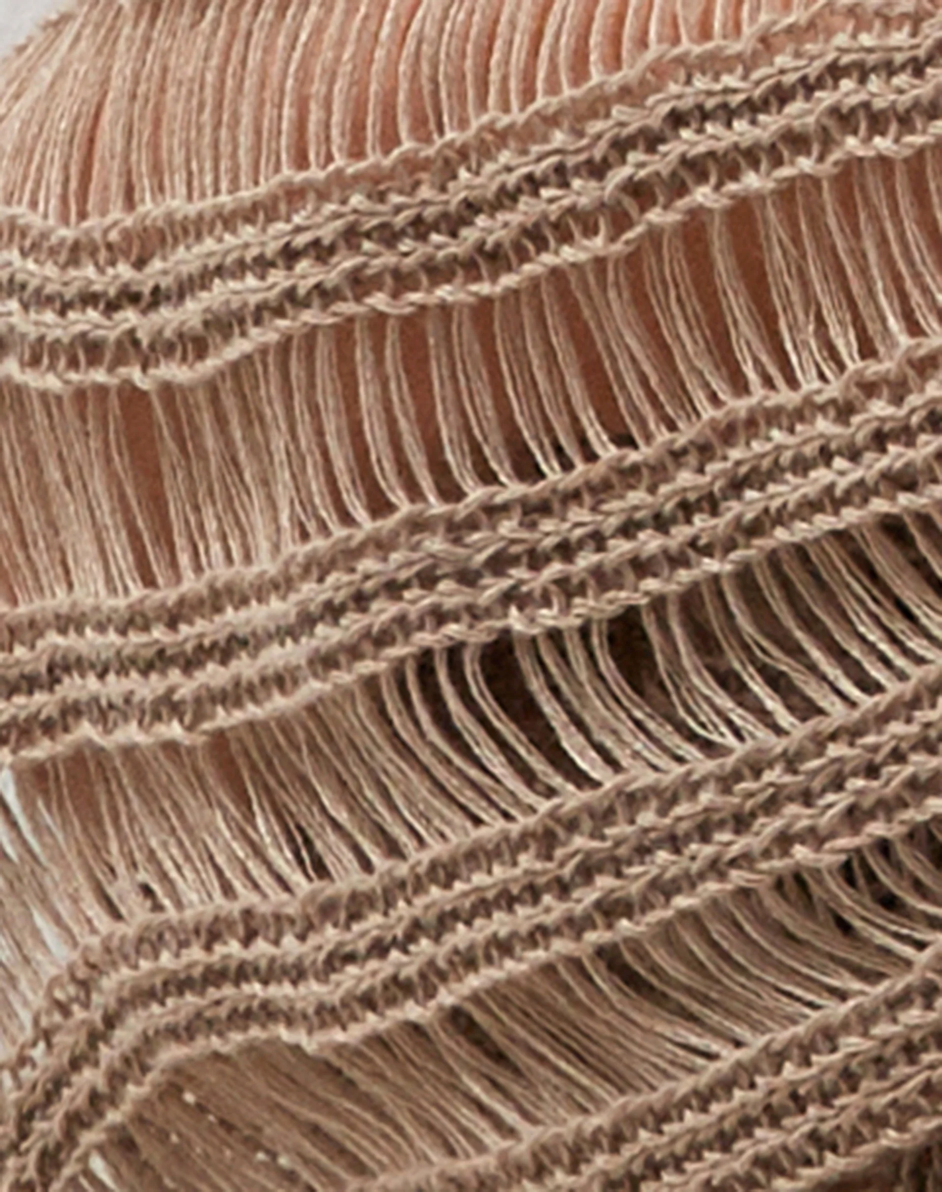 Mika Gestrickter Shrug in Desert Taupe - Image 8