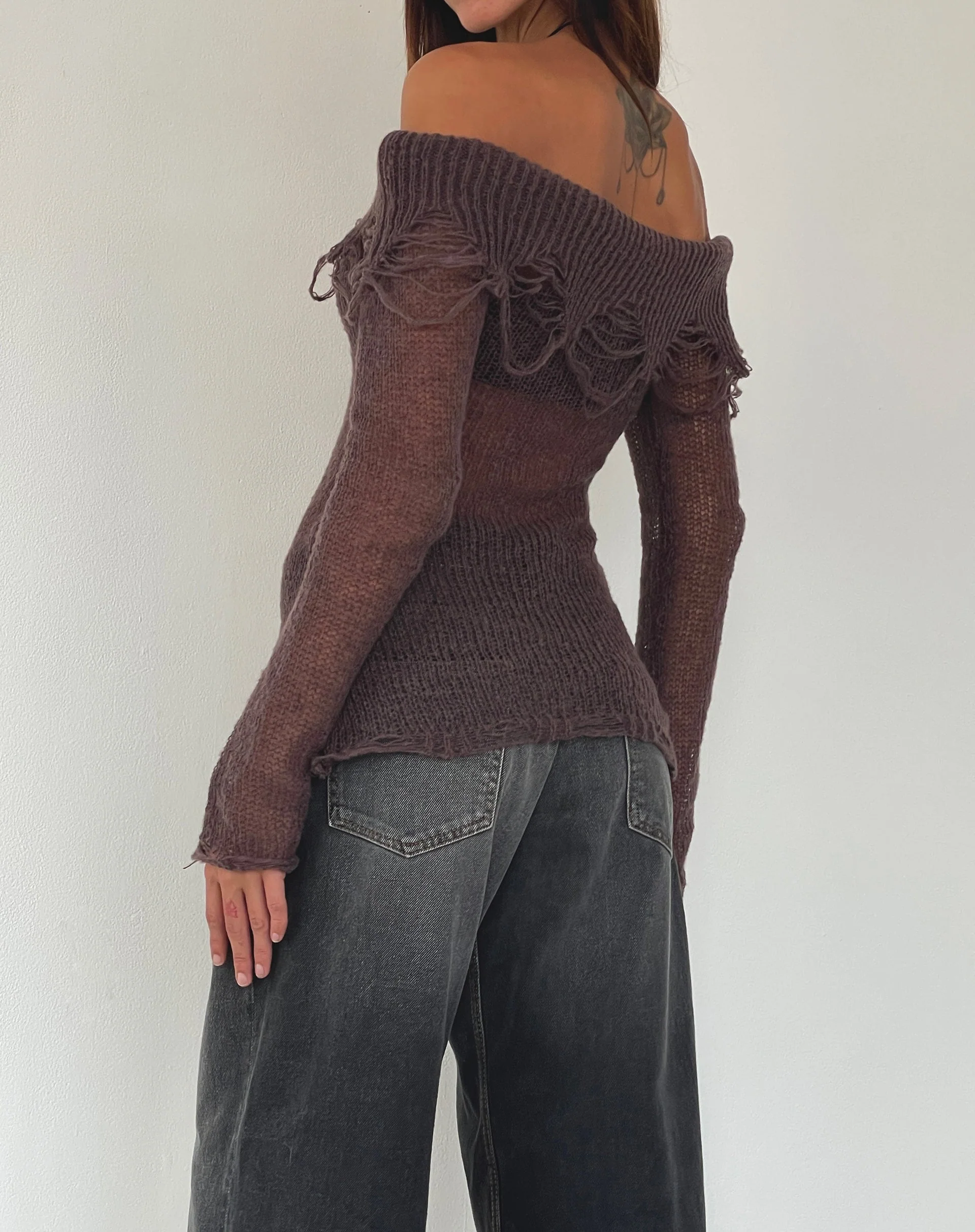 Milena Distress Knit Langarm Bardot Top in Maroon - Image 5