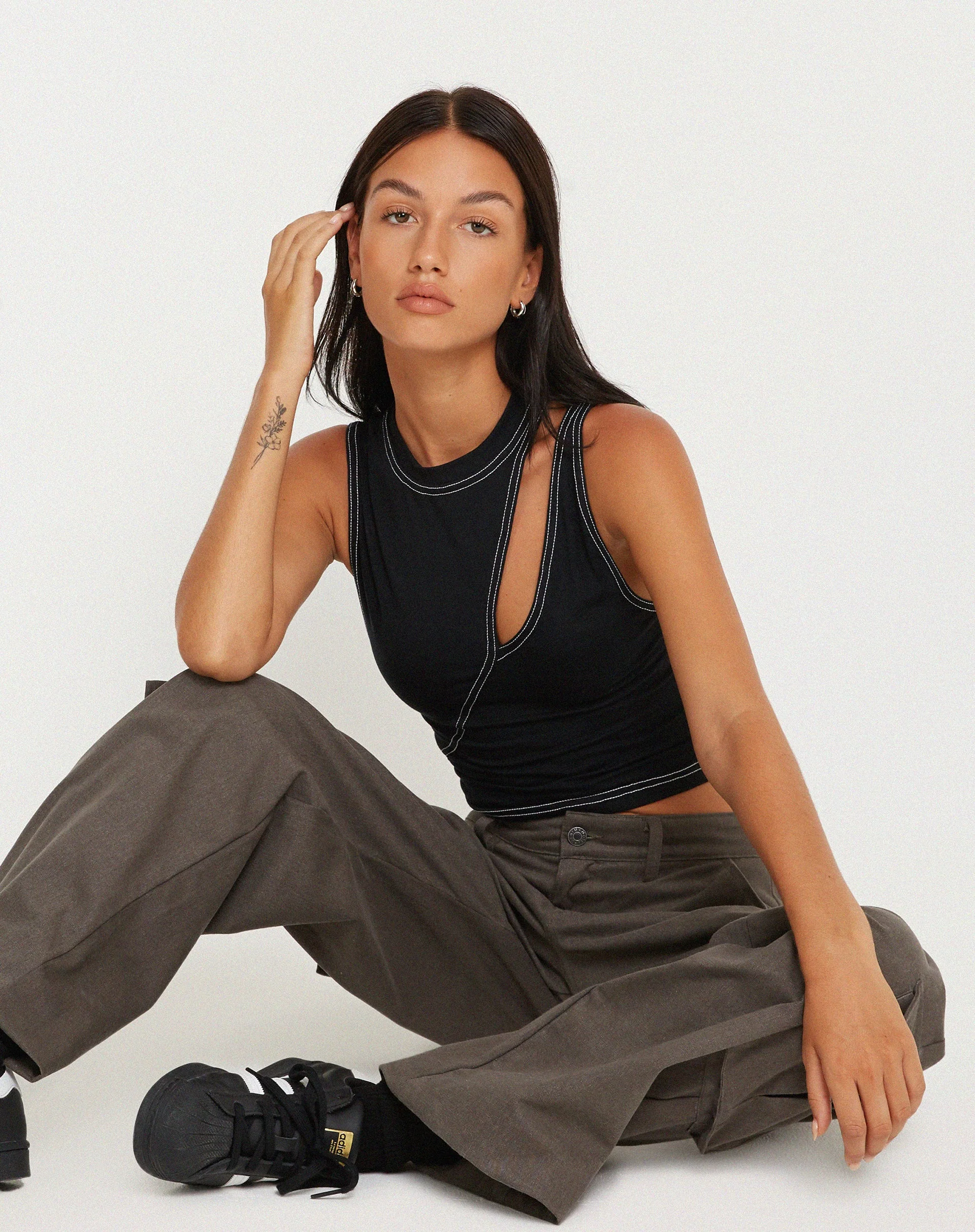 Min Cutout Crop Top in Schwarz