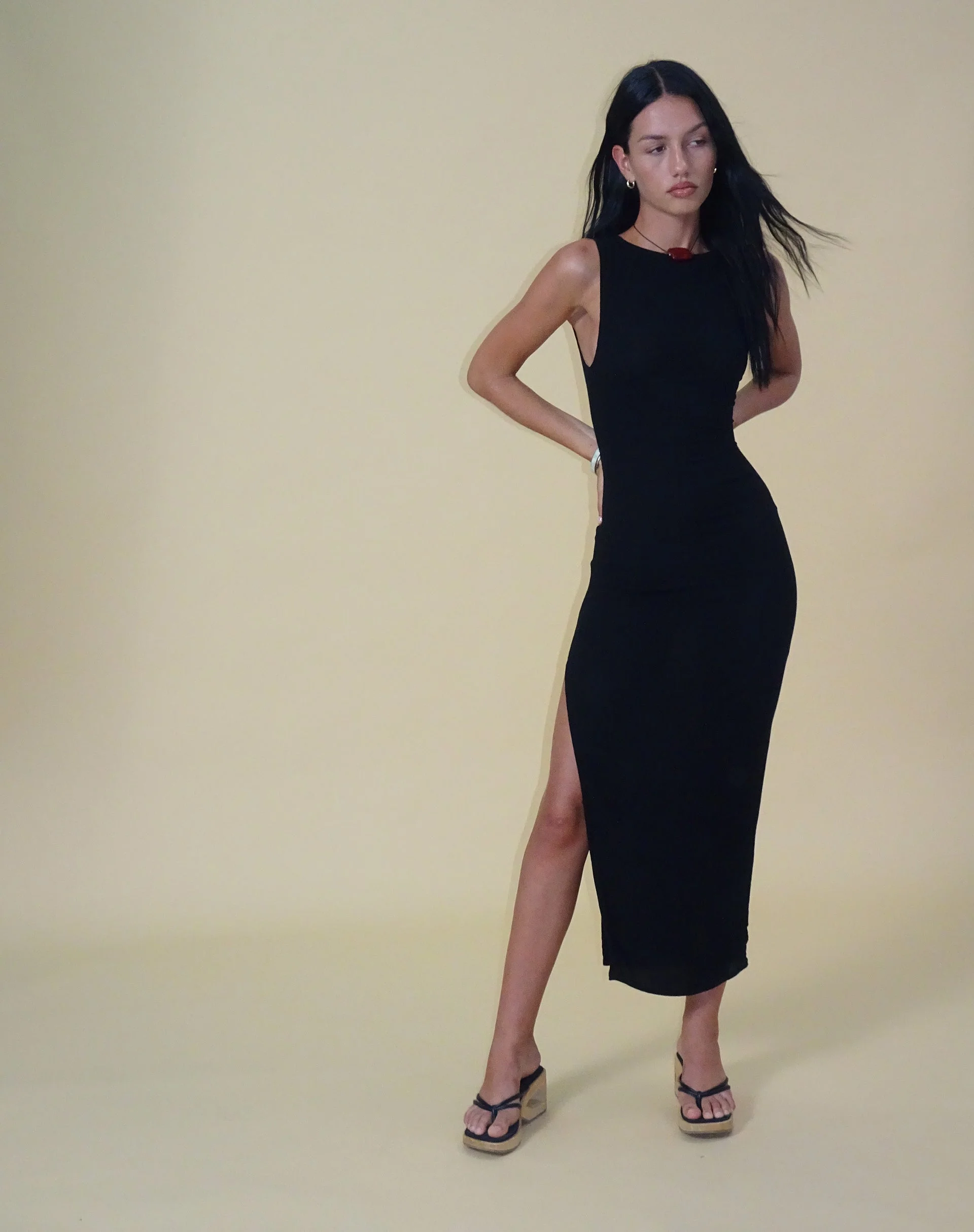 Minyo Racer Neck Maxikleid in Crinkle Schwarz - Image 3