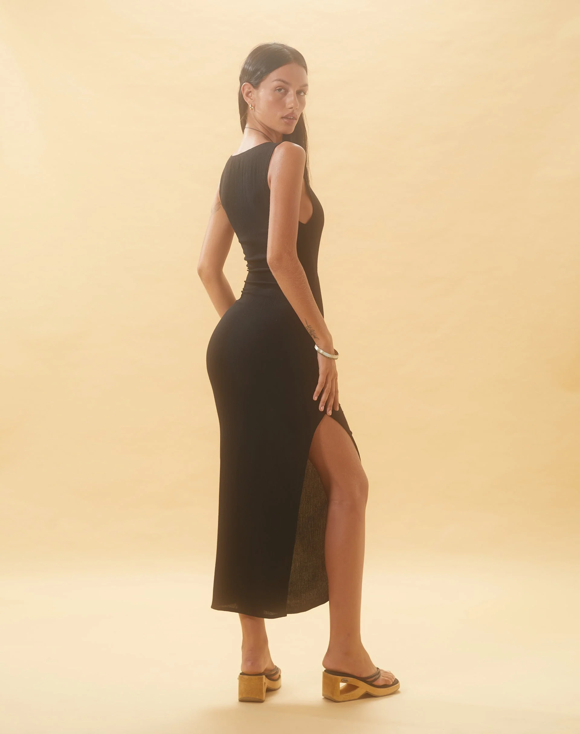 Minyo Racer Neck Maxikleid in Crinkle Schwarz - Image 6