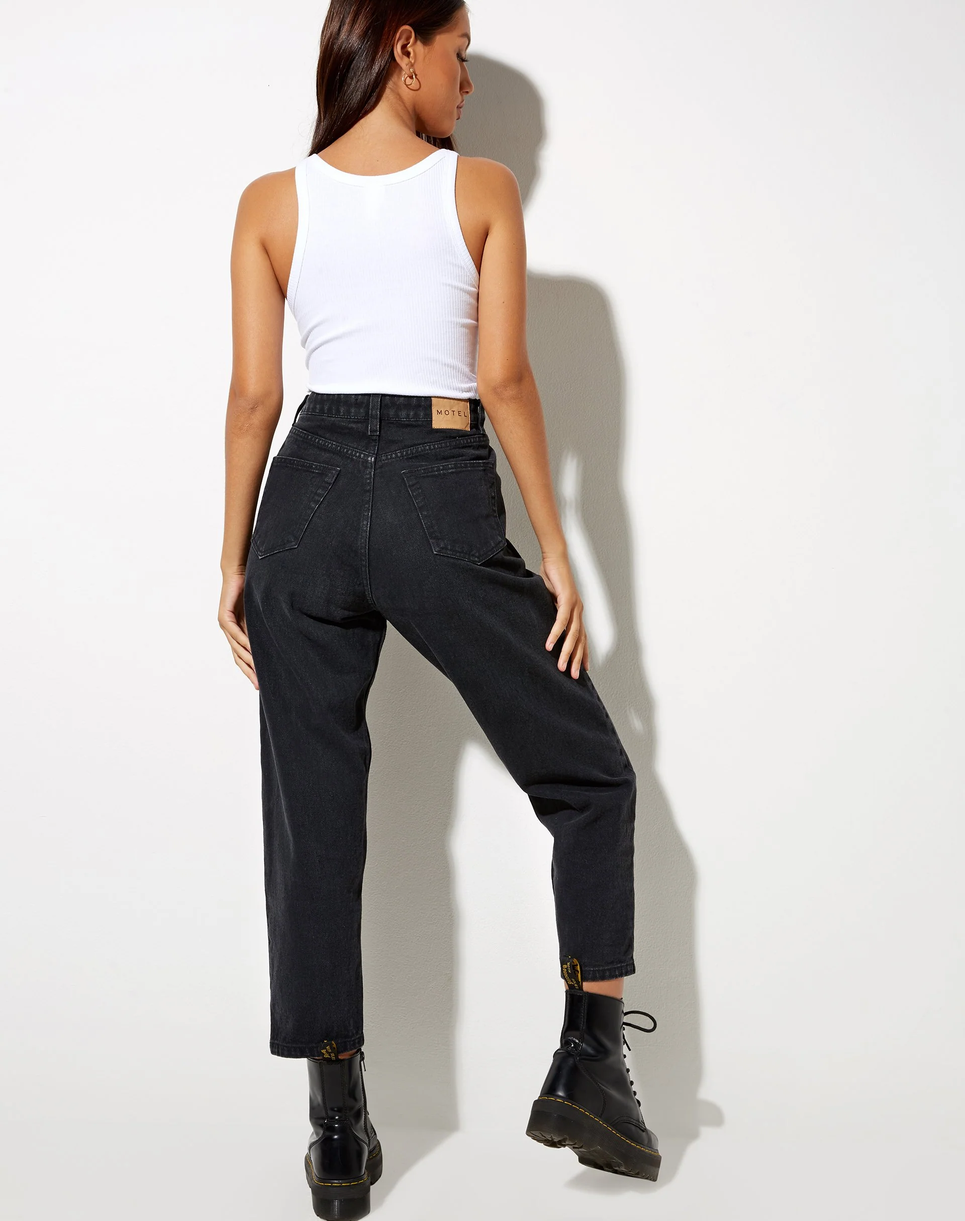 Mom Jeans in schwarzer Waschung - Image 2
