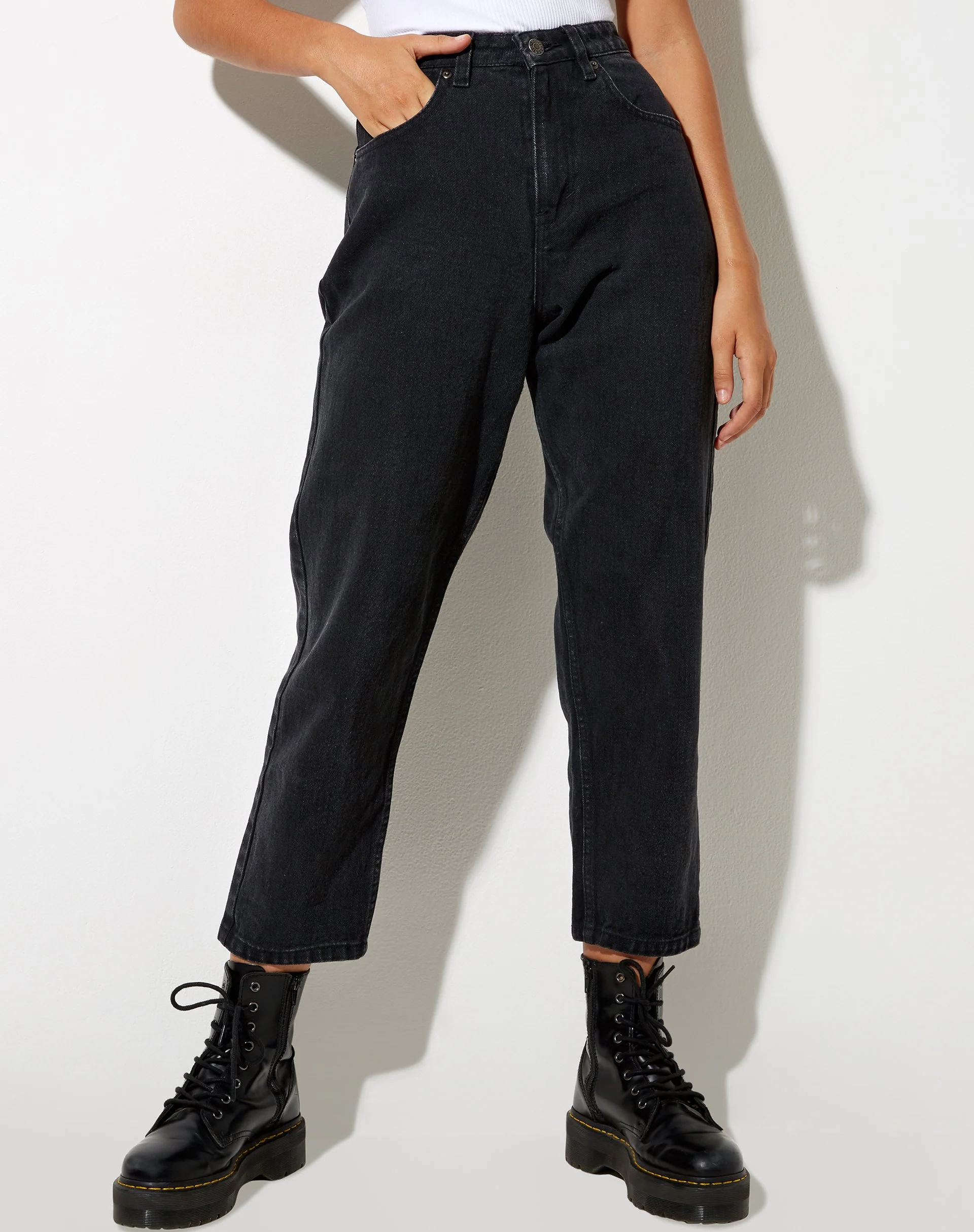 Mom Jeans in schwarzer Waschung - Image 3