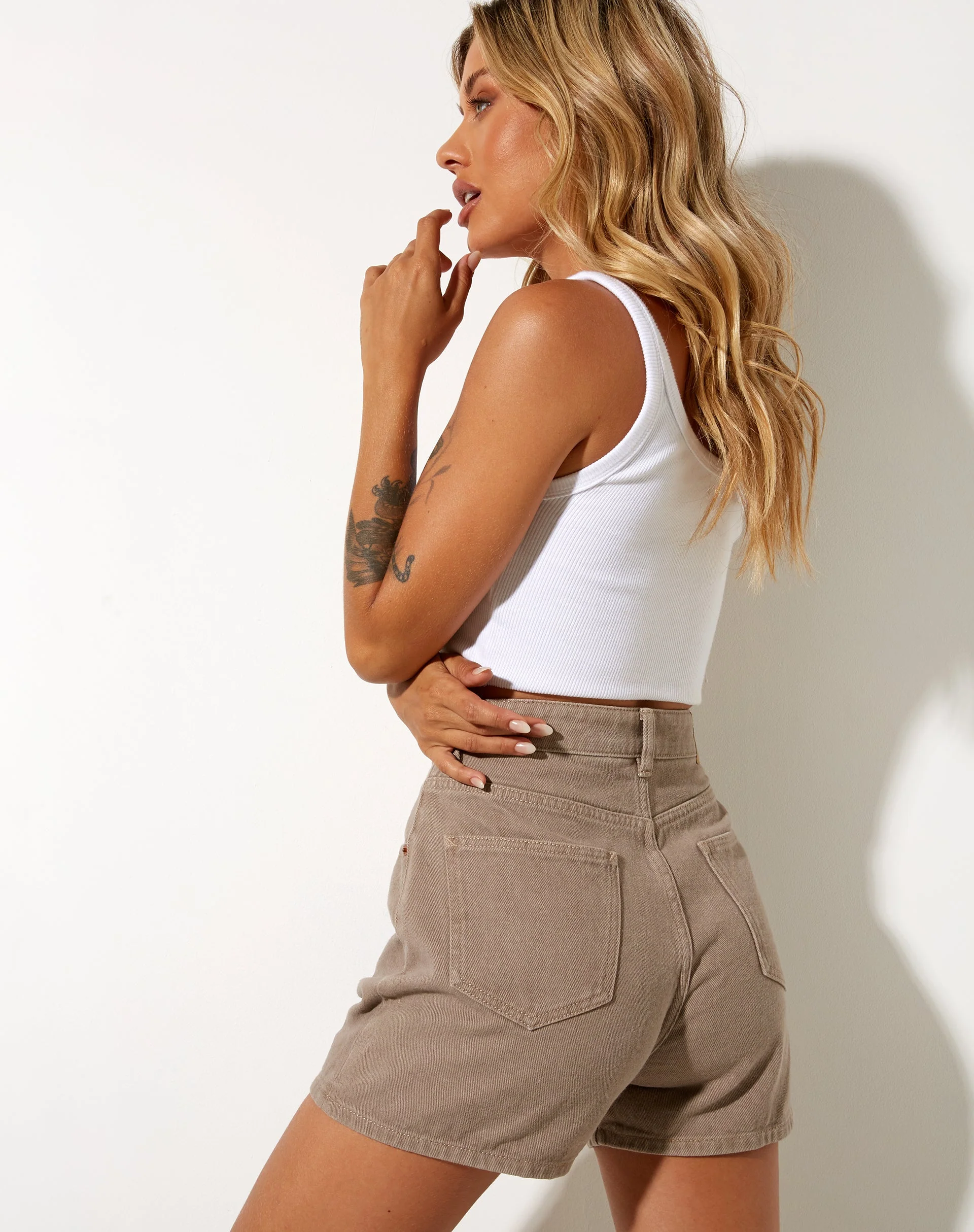 Mom Denim Short in gebranntem Olivgrün - Image 2