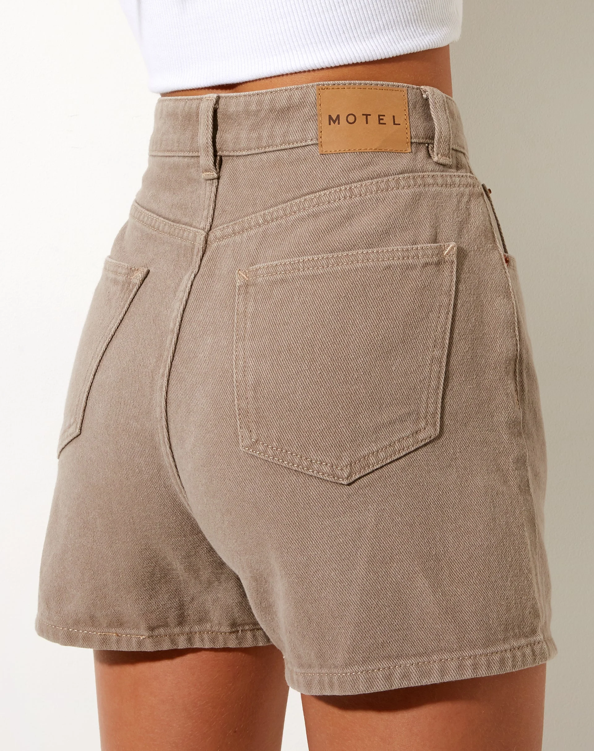 Mom Denim Short in gebranntem Olivgrün - Image 6