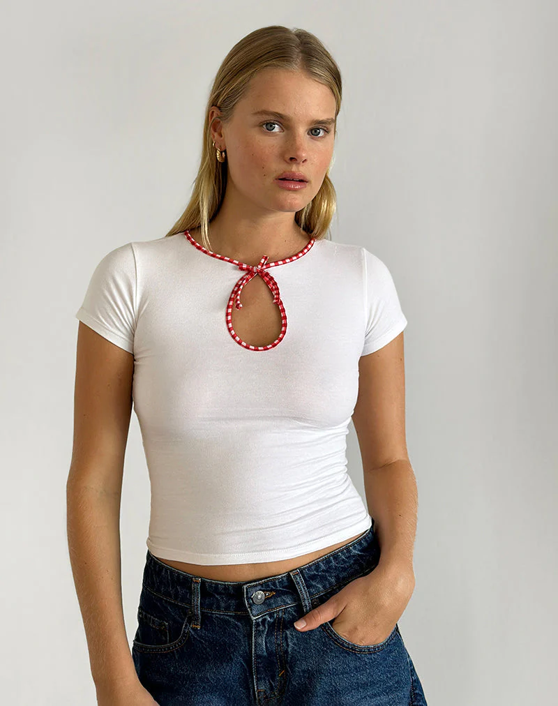 Monsel Tie Front Top in Weiß mit rotem Gingham-Band - Image 2