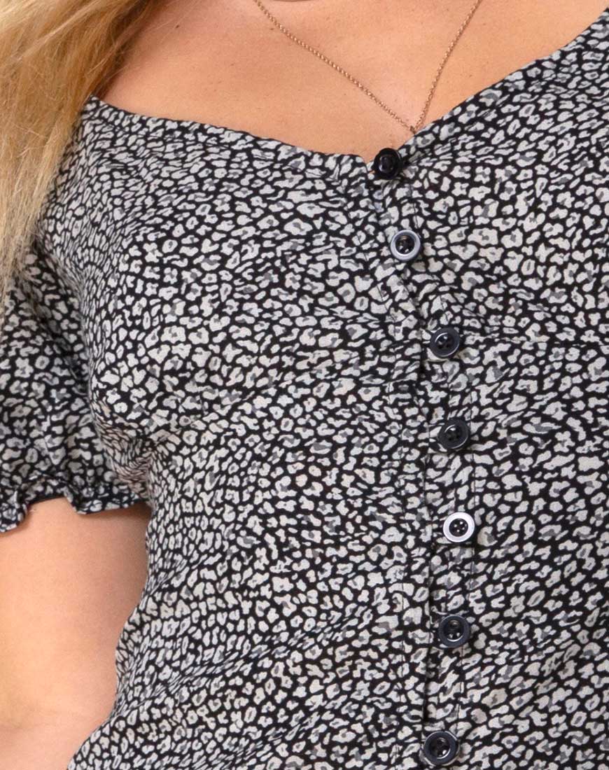 Montero Kleid in Ditsy Leopard Grau - Image 5