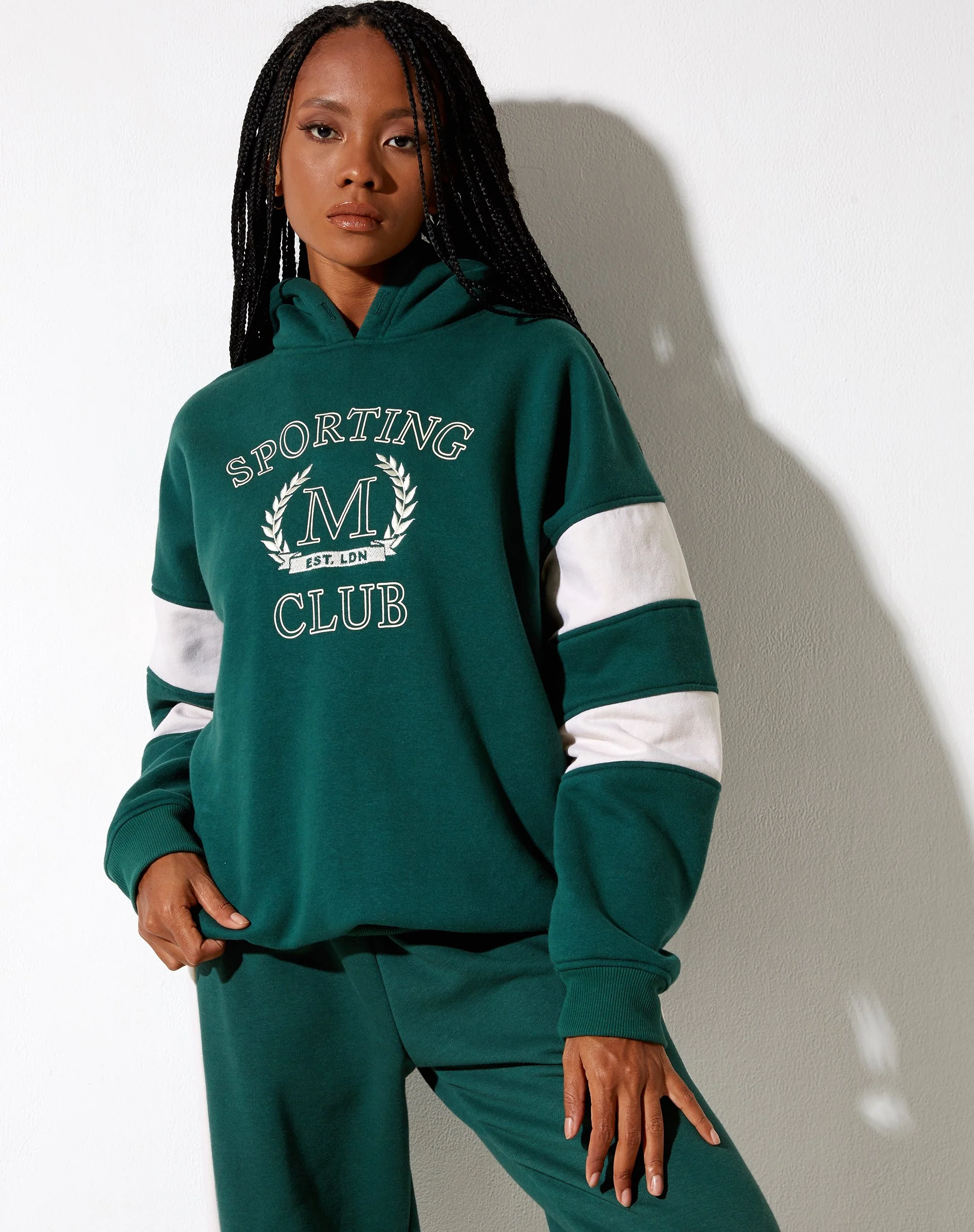 Mora Hoodie in Waldgrün und Winterweiß Sporting Club Mix Embro - Image 3