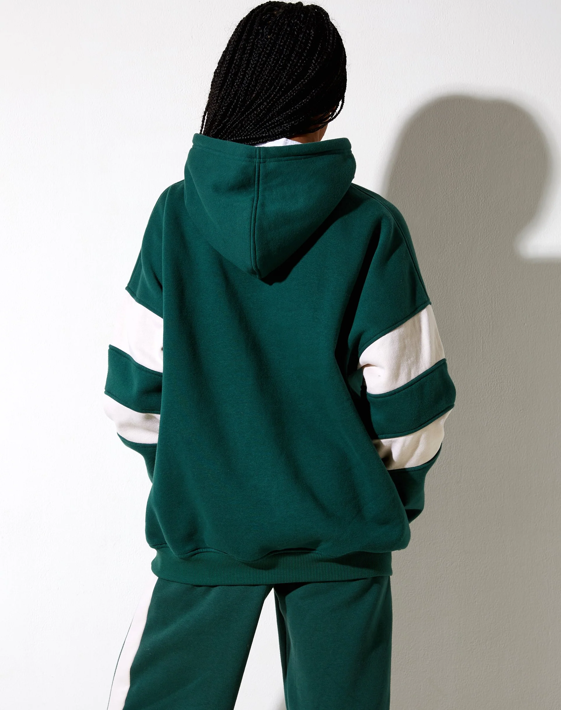 Mora Hoodie in Waldgrün und Winterweiß Sporting Club Mix Embro - Image 5
