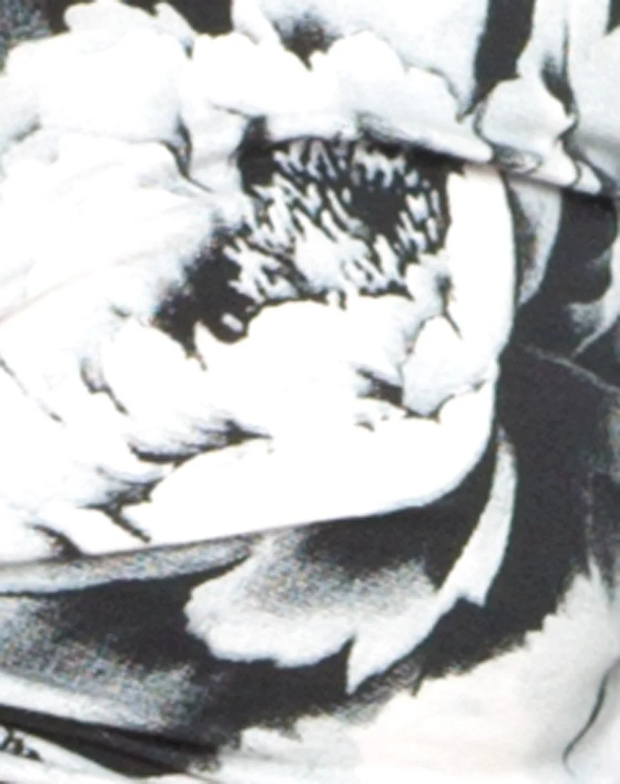Motel Kira Twist Front Crop in Tonal Floral Schwarz Weiß - Image 5