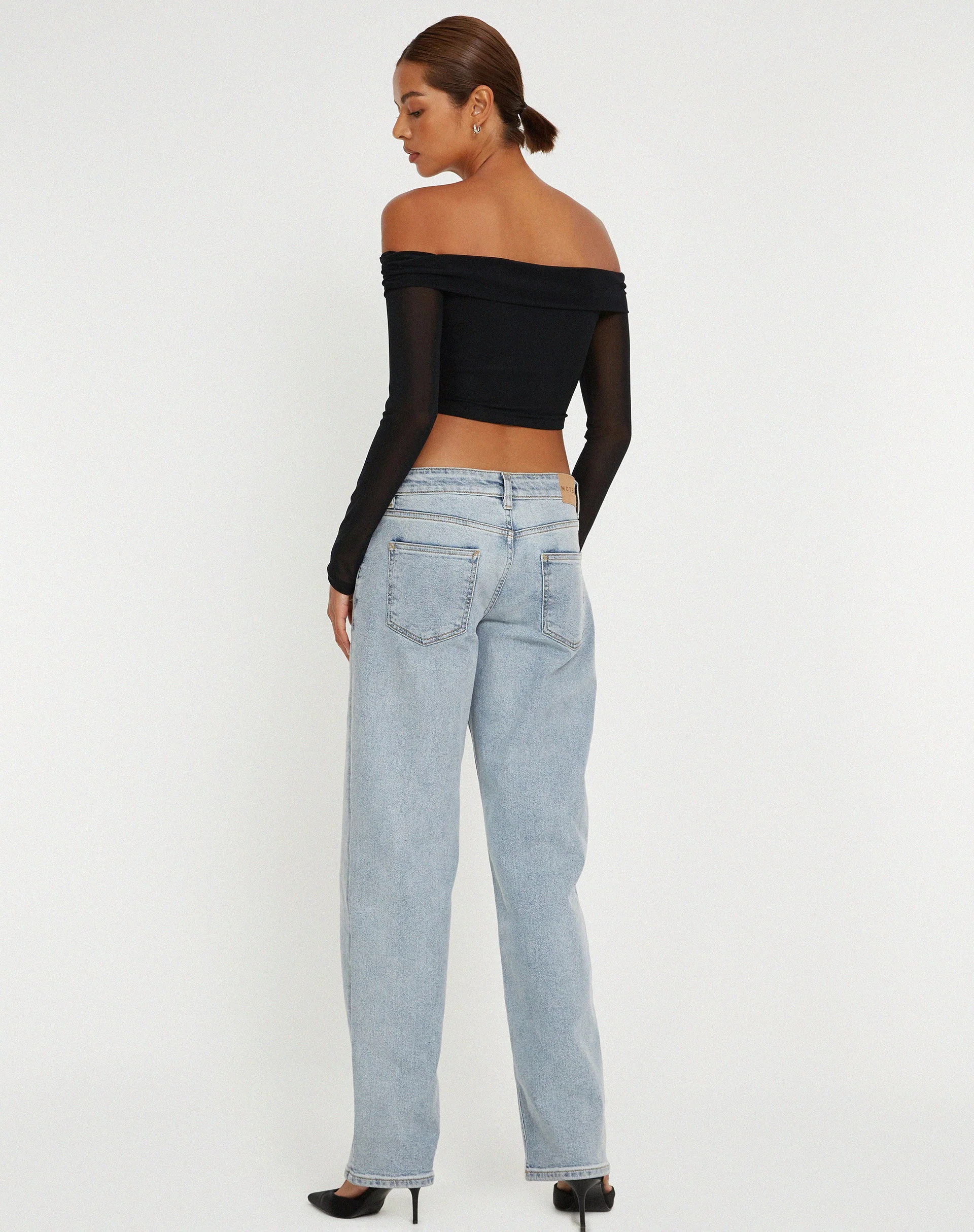 Nagini Langärmeliges Bardot-Crop-Top in Schwarz - Image 4