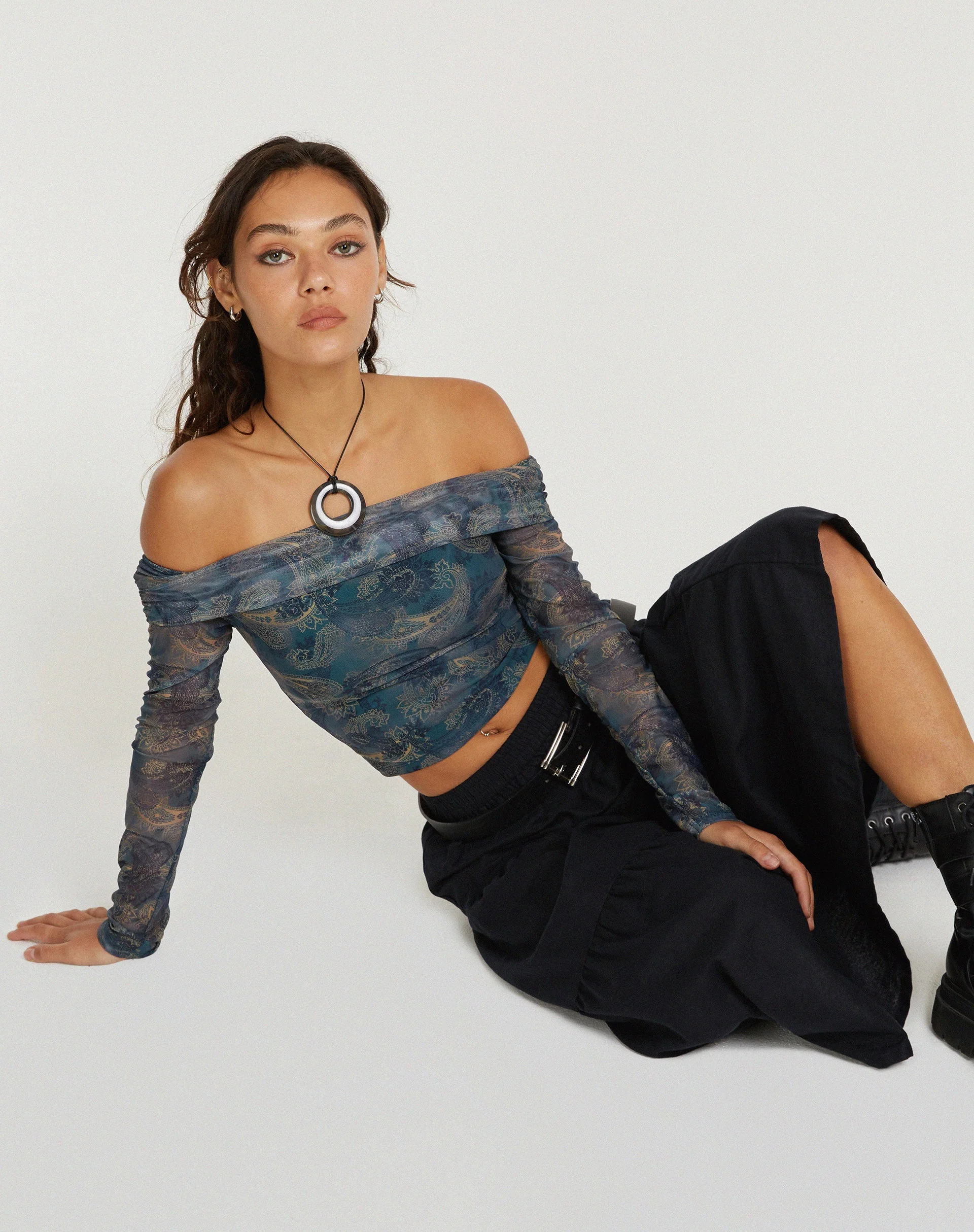 Nagini Bardot-Top mit langen Ärmeln in Blau mit Paisley-Muster - Image 5