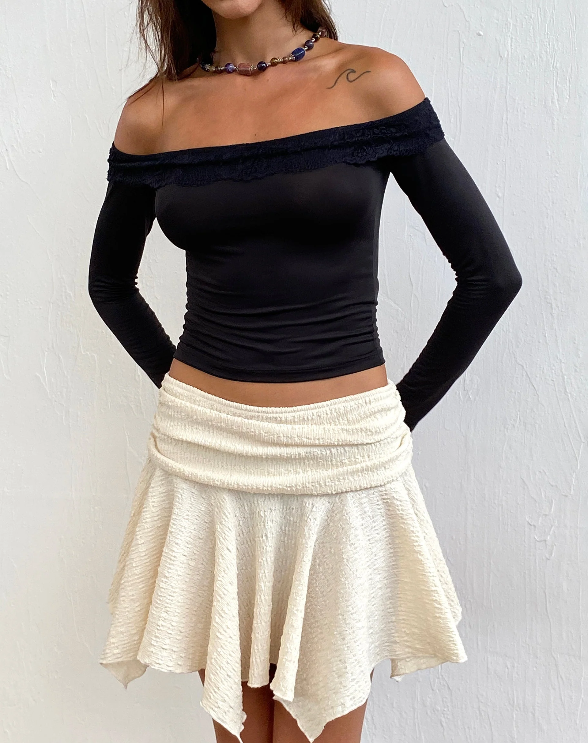 Nagita Slinky Langärmeliges Bardot Top in Schwarz - Image 4