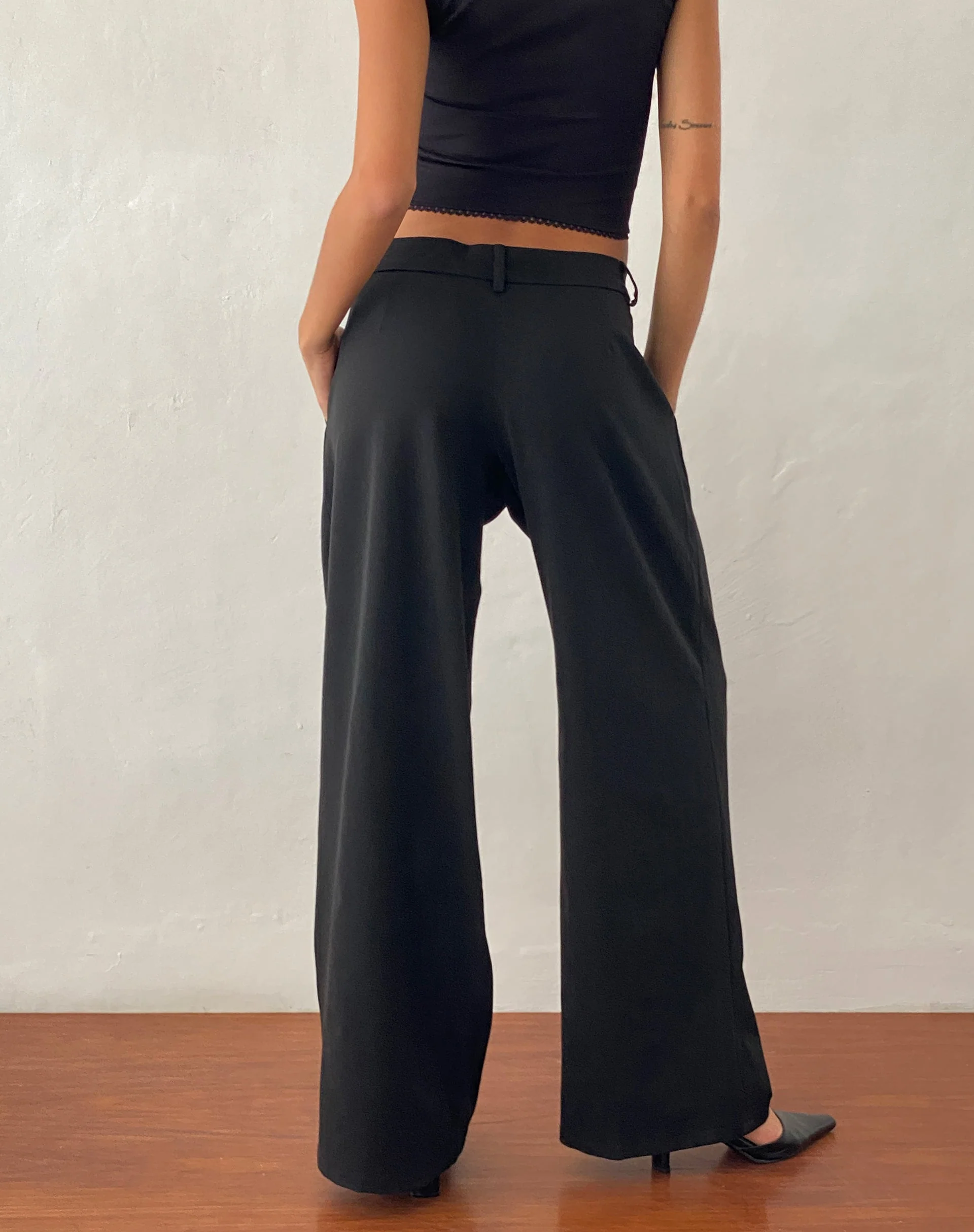 Nailaka Low Rise Tailored Trouser mit weitem Bein in Schwarz - Image 2