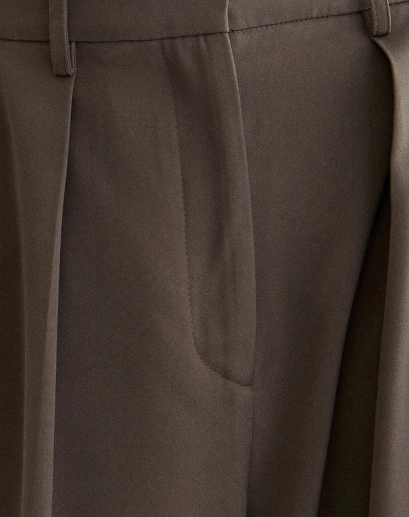 Nala Breite Bundfaltenhose in Tailoring Truffle - Image 6