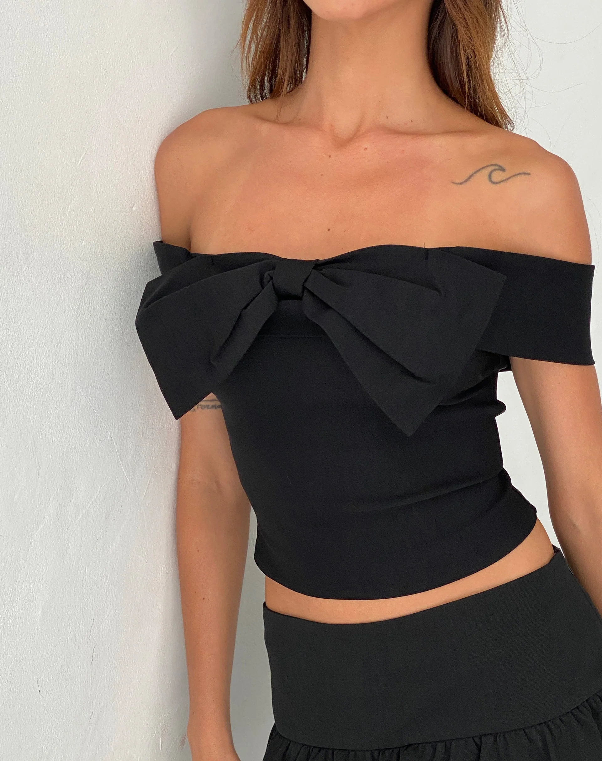Naras Bow Front Bardot Top in Schwarz Tailoring