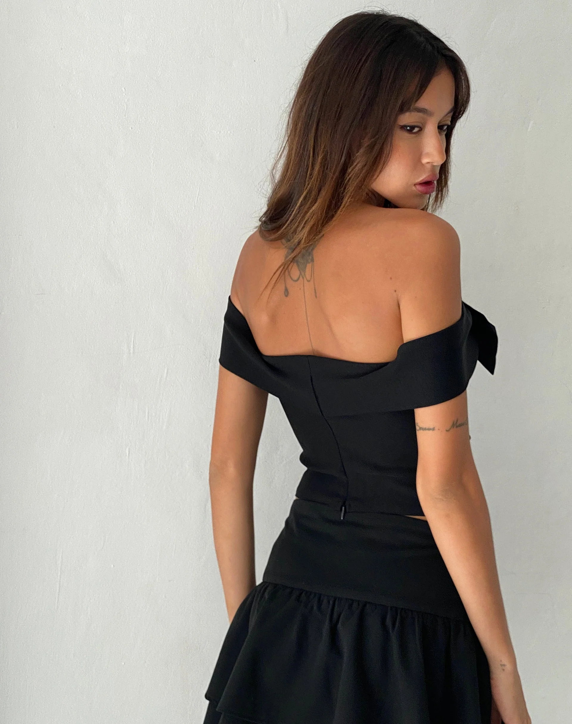 Naras Bow Front Bardot Top in Schwarz Tailoring - Image 4