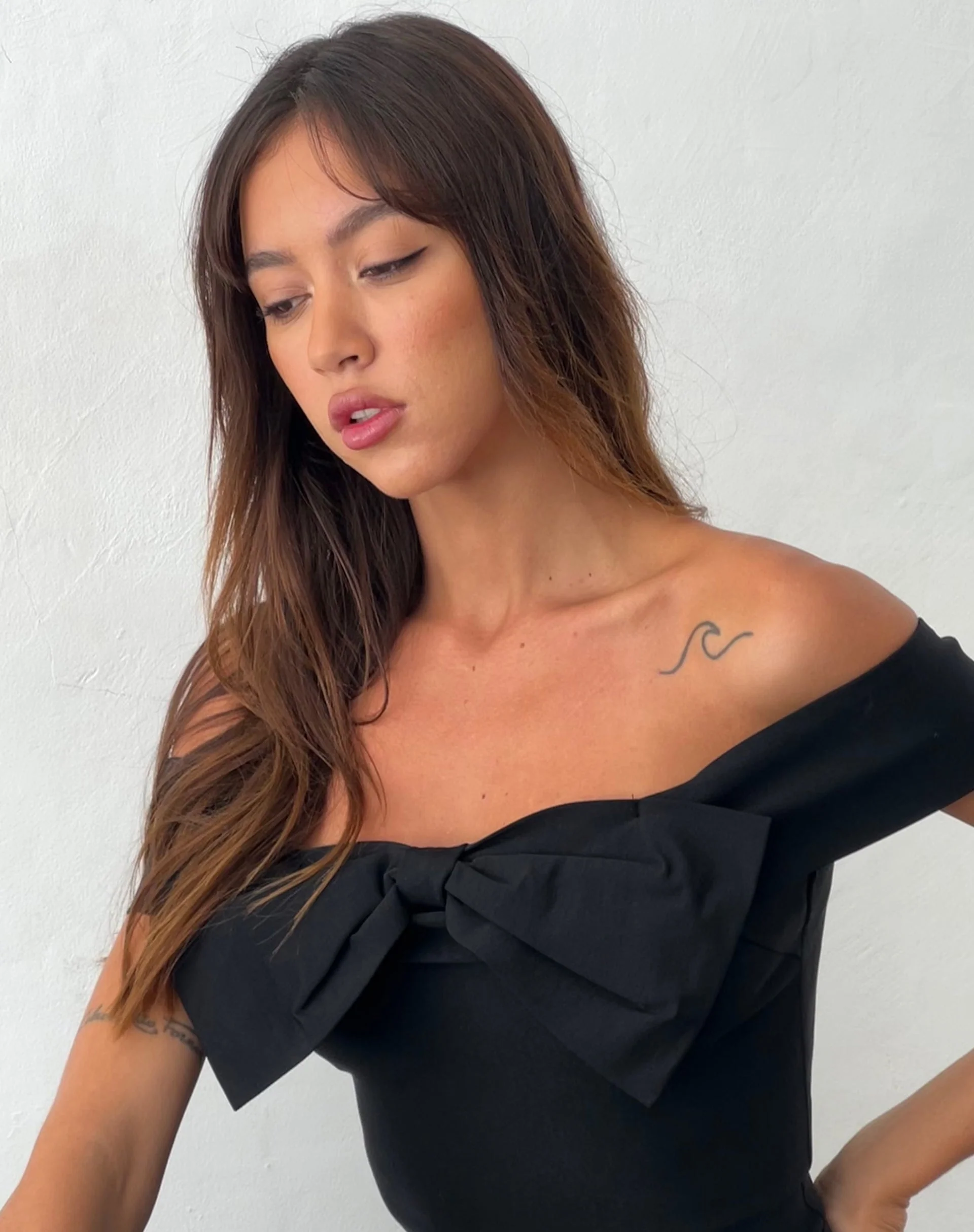 Naras Bow Front Bardot Top in Schwarz Tailoring - Image 5
