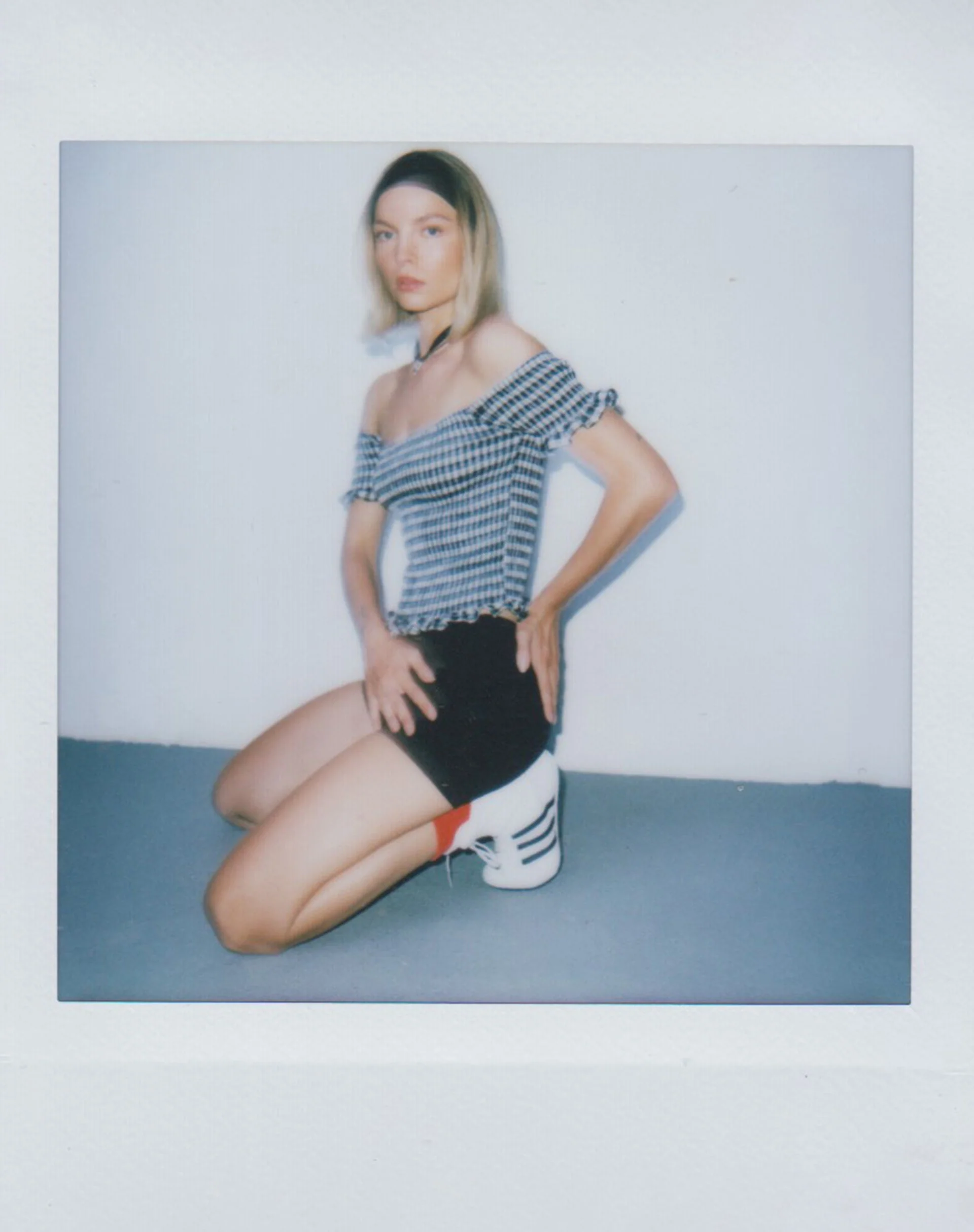 Neema Gerafftes Bardot-Top aus Mini-Gingham in Schwarz und Weiß - Image 5