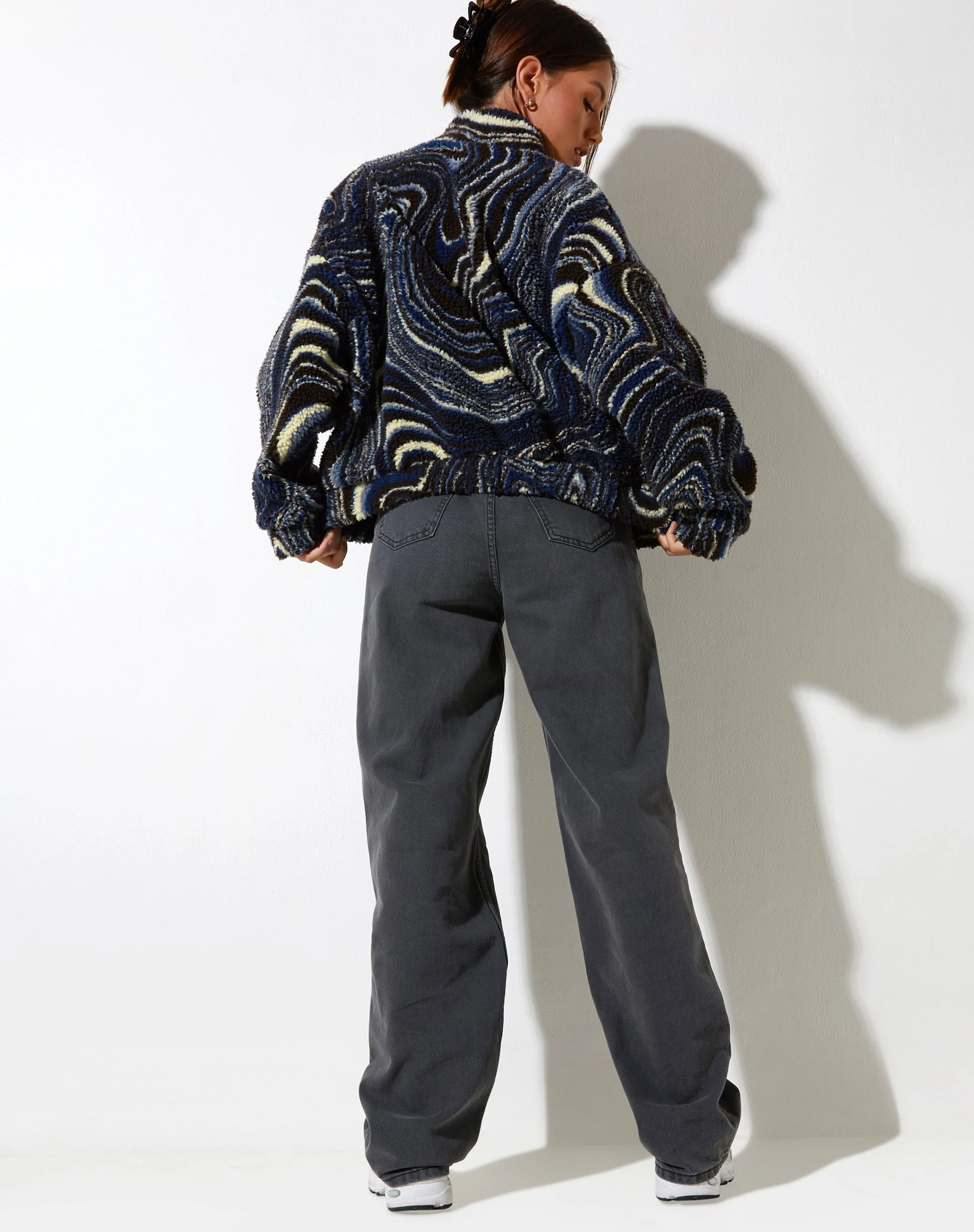 Nereo Jacke in Ripple Blau Schwarz und Elfenbein - Image 7