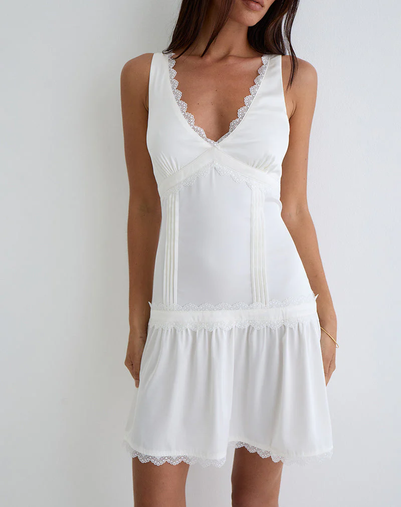 Nesha Mini-Kleid aus gerafftem Satin in Weiß - Image 2