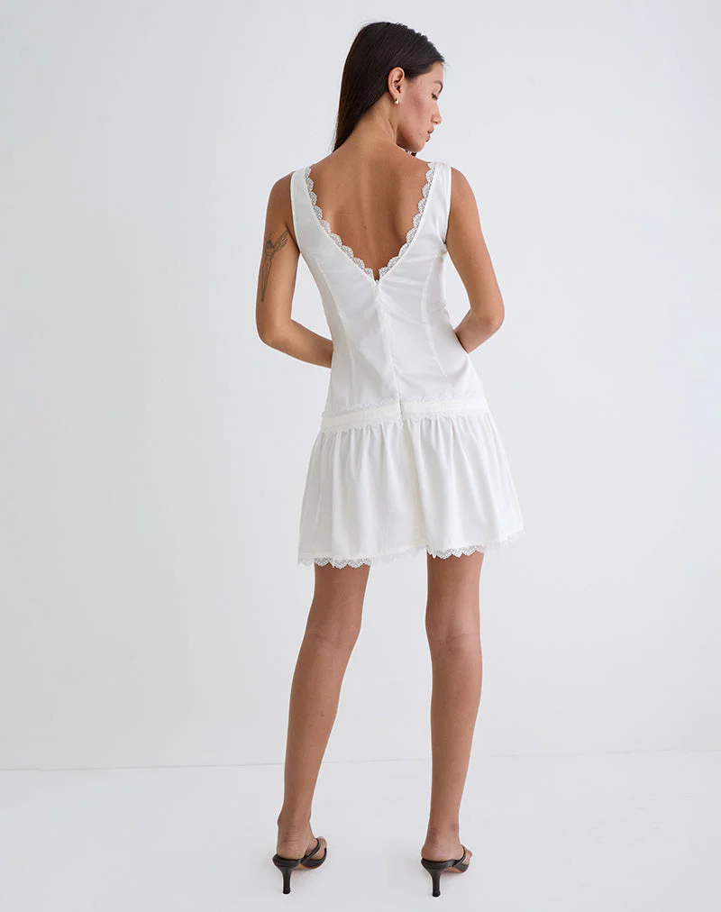 Nesha Mini-Kleid aus gerafftem Satin in Weiß - Image 3