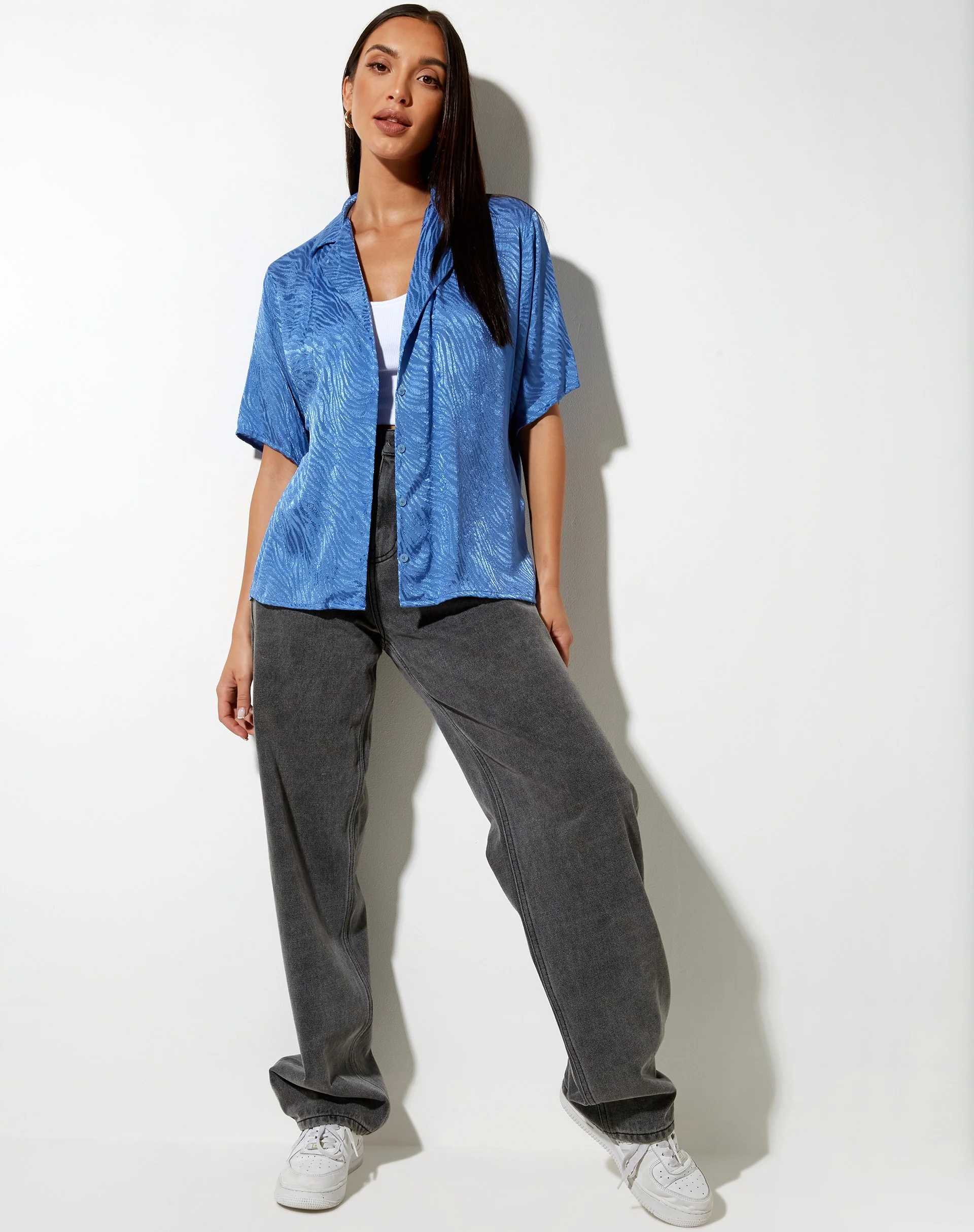 Nikra Shirt in Satin Zebra Blau Haube - Image 3